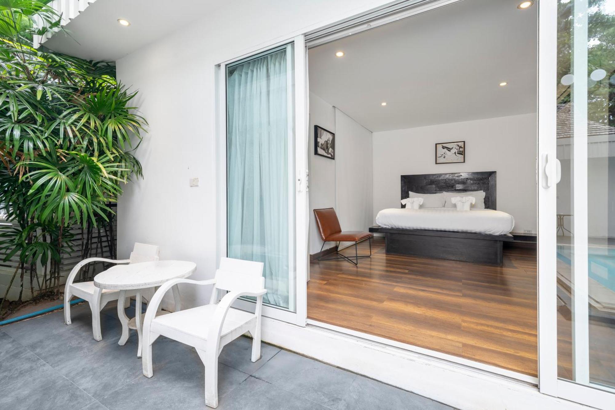 Deluxe Room Shared Jacuzzi