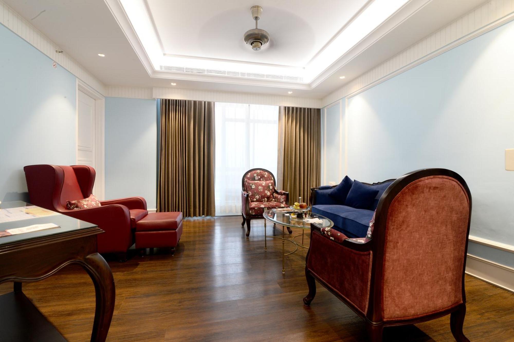 Suite with Hot Tub,1687486191:JPEG