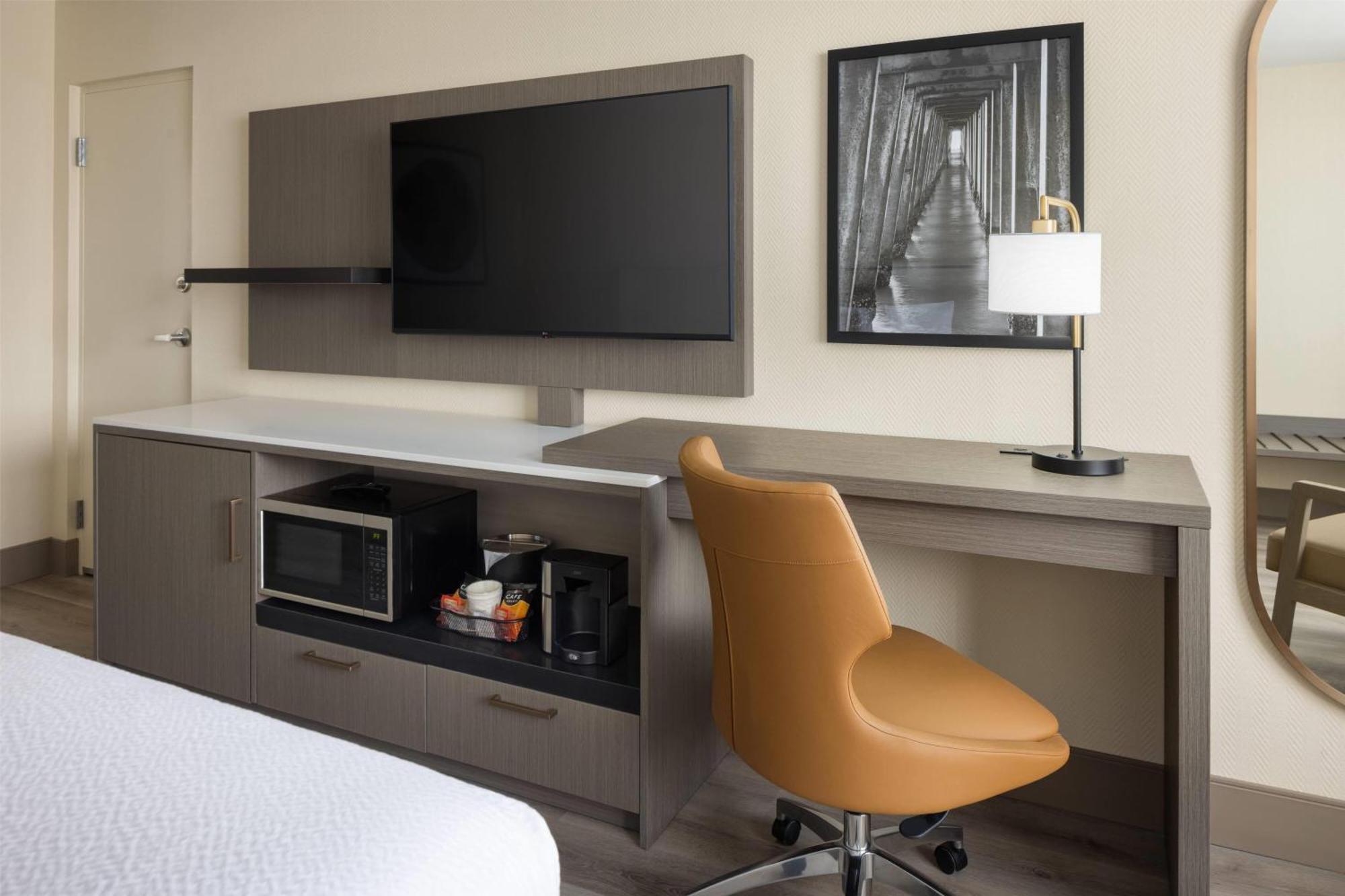 Deluxe King Room Lake View High Floor Newly Renovated NO RESORT FEE