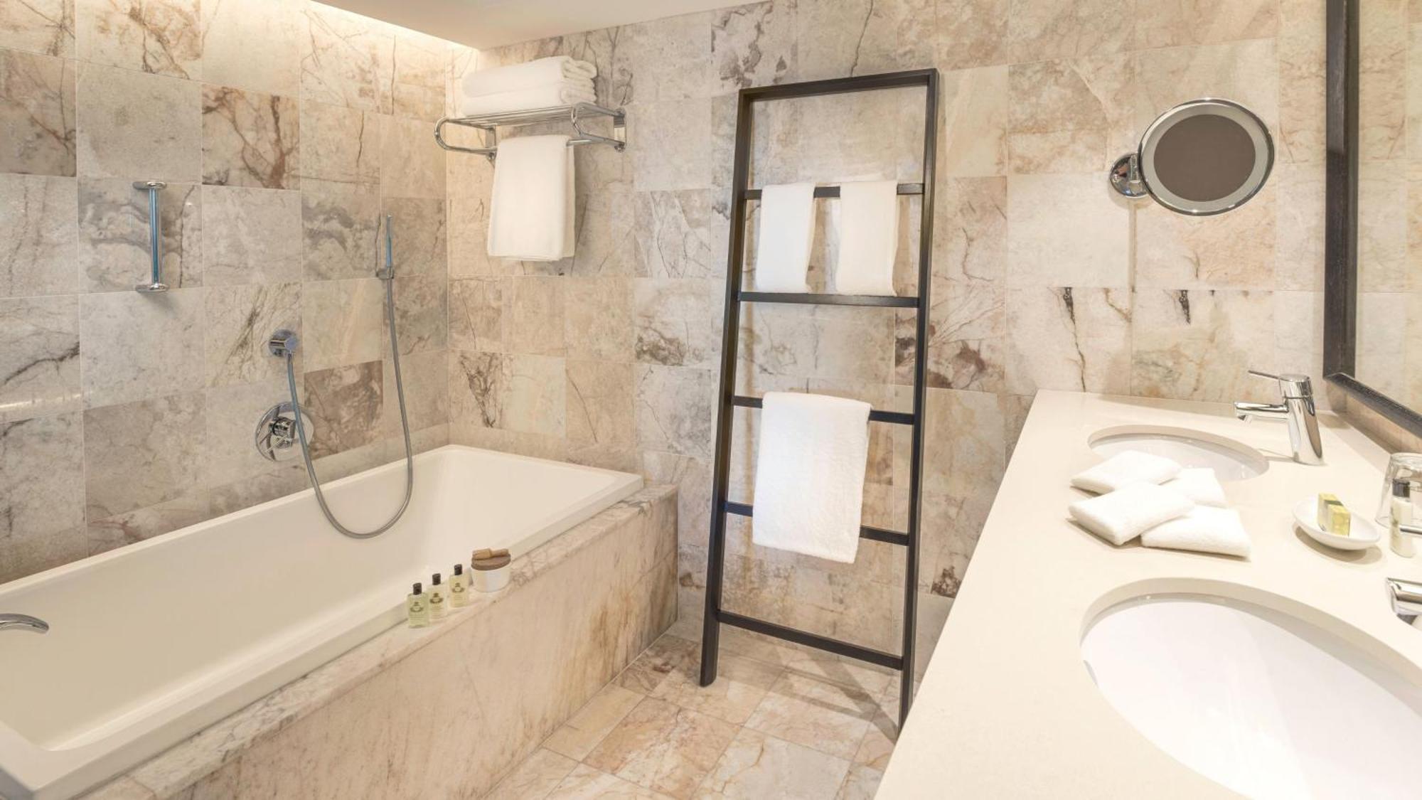 Premium Zimmer mit Kingsize-Bett und Lagunenblick