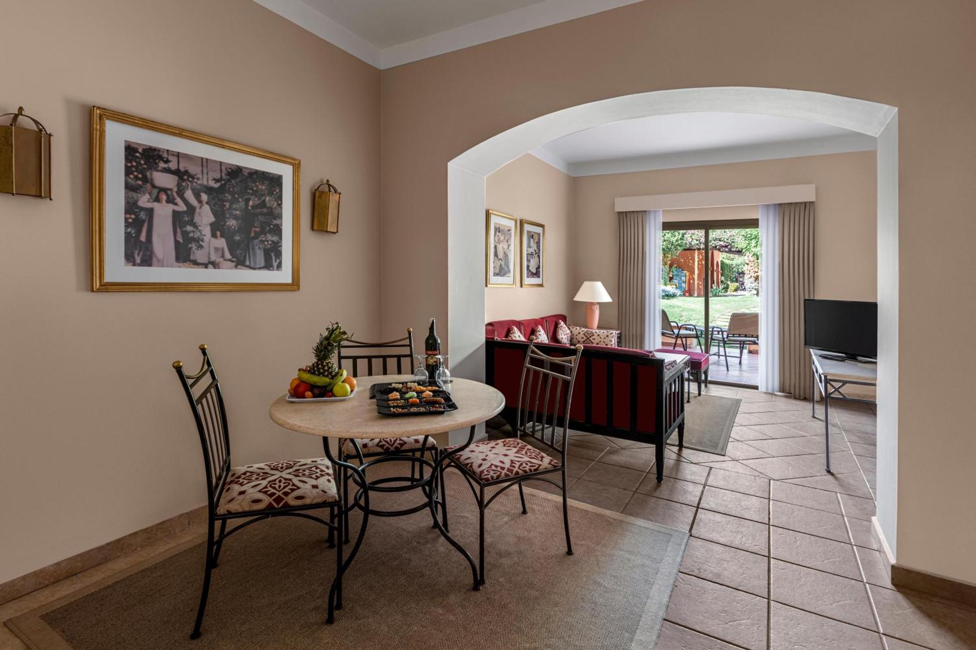 One-Bedroom Apartment Twin beds Garden View