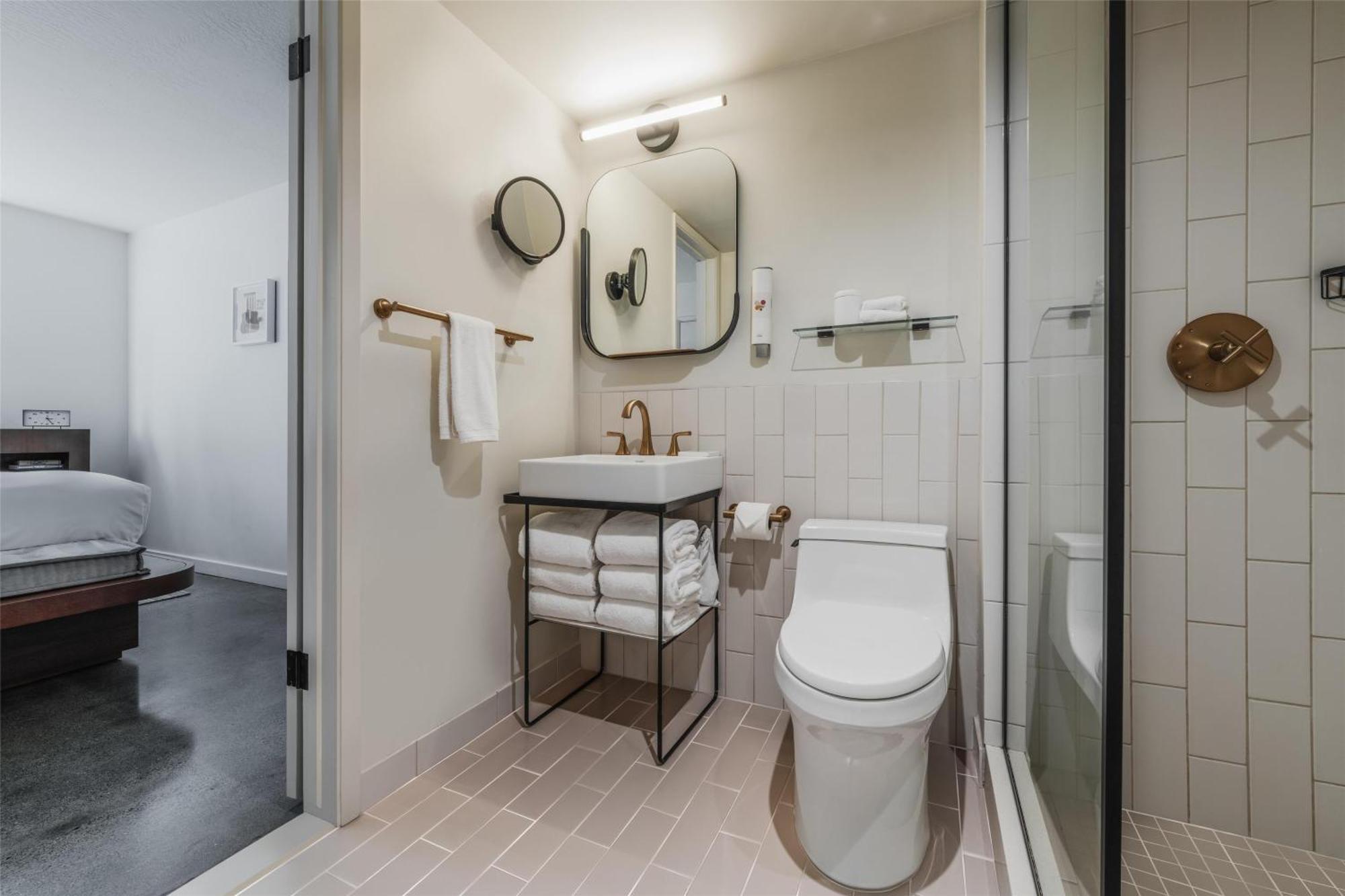 One-Bedroom King Suite with Lanai and Pool View,1697820181:JPEG