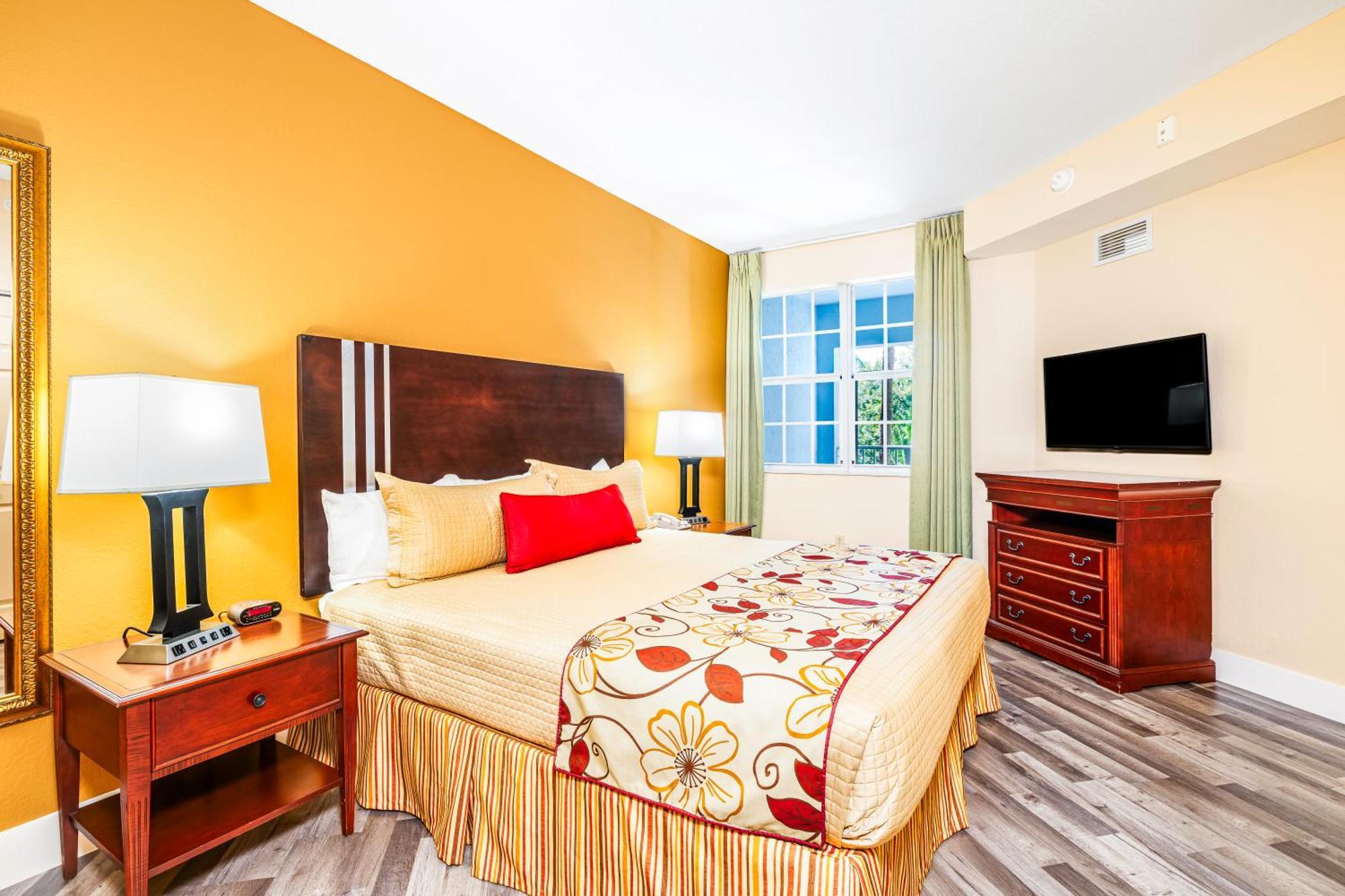 Luxury One-Bedroom Queen Suite