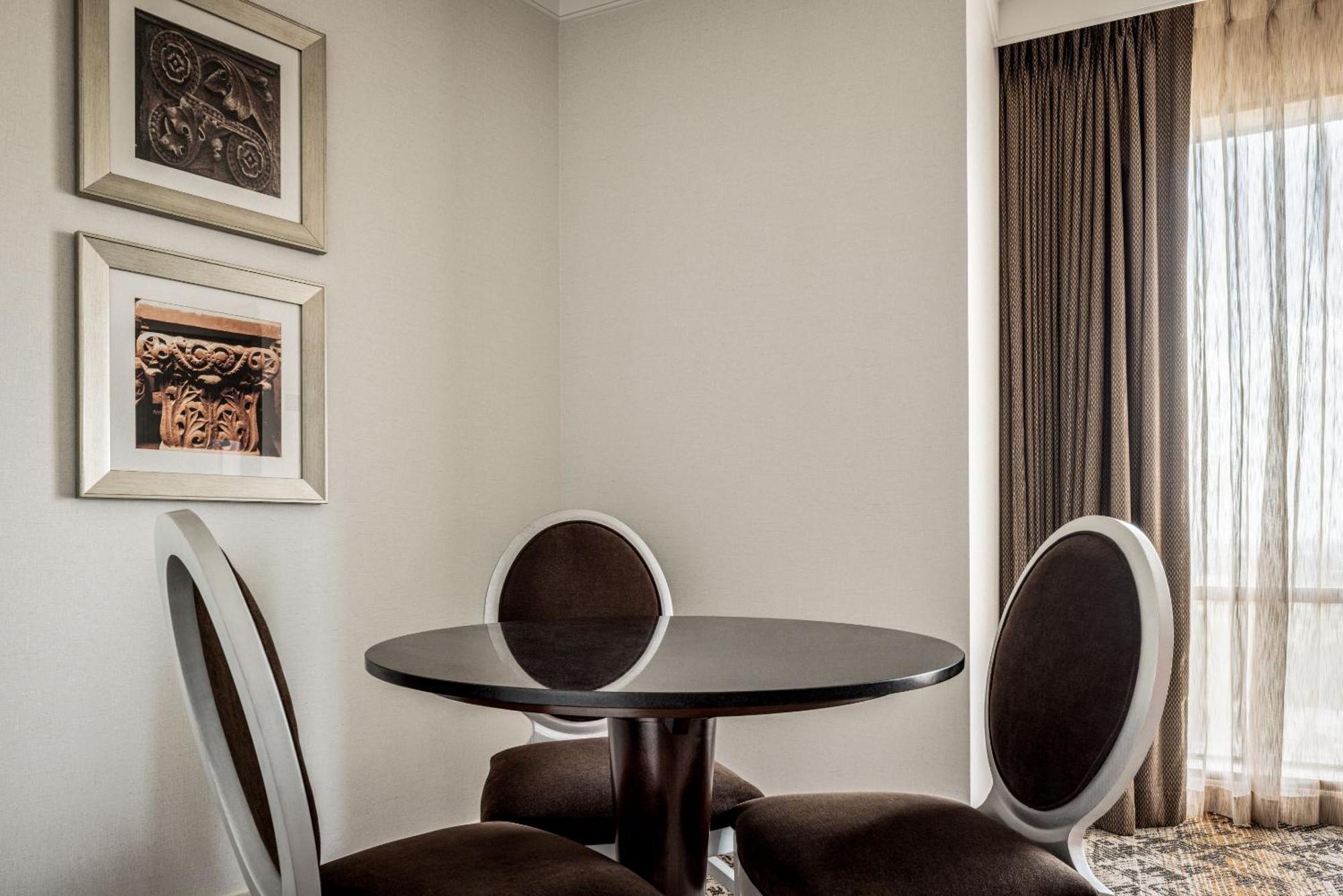 Deluxe King Non-Smoking,1698918944:JPEG