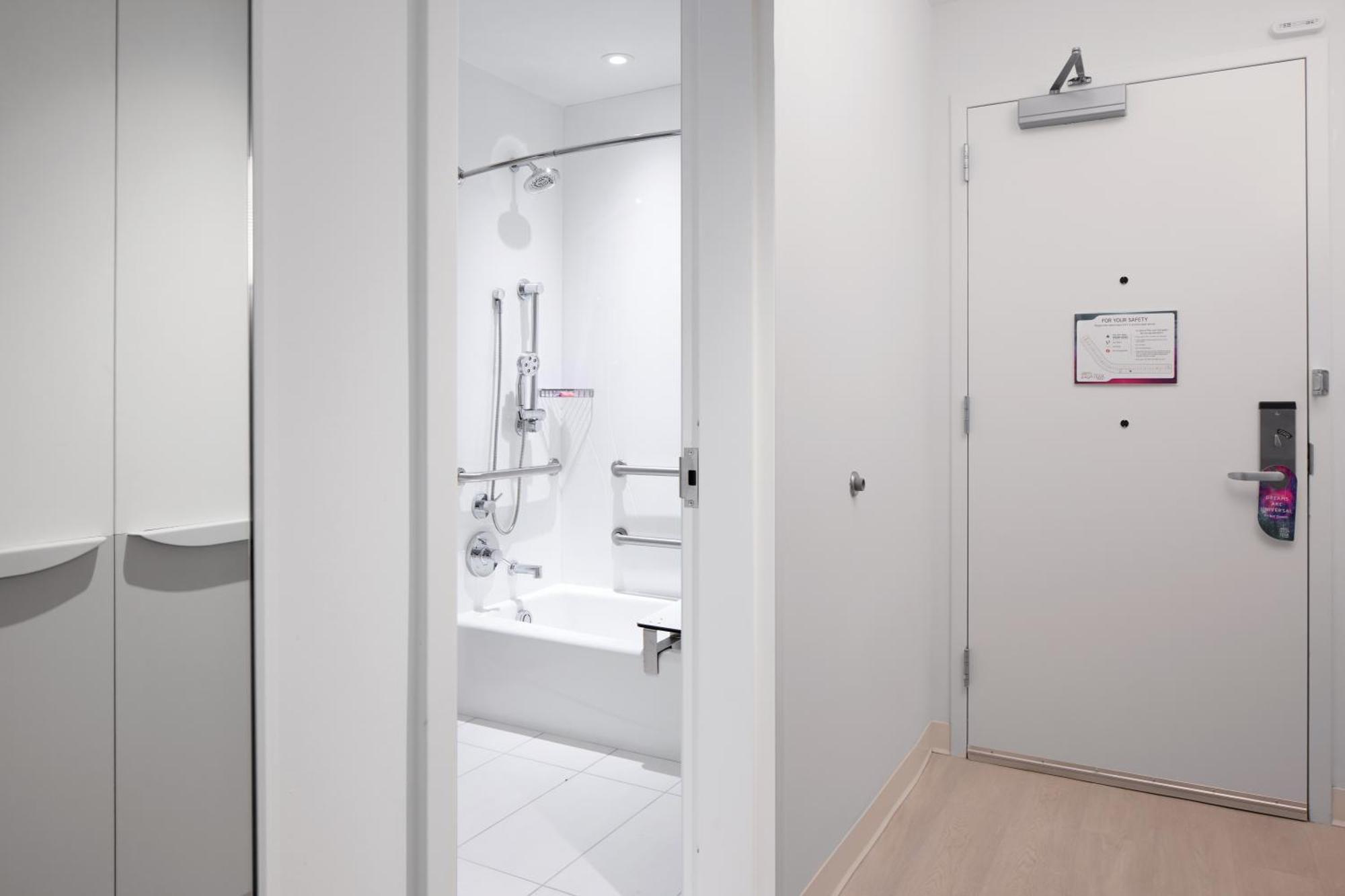 Habitación Estándar con vistas a la piscina, bañera adaptada y entrada anticipada al parque - Adaptada para personas con movilidad reducida