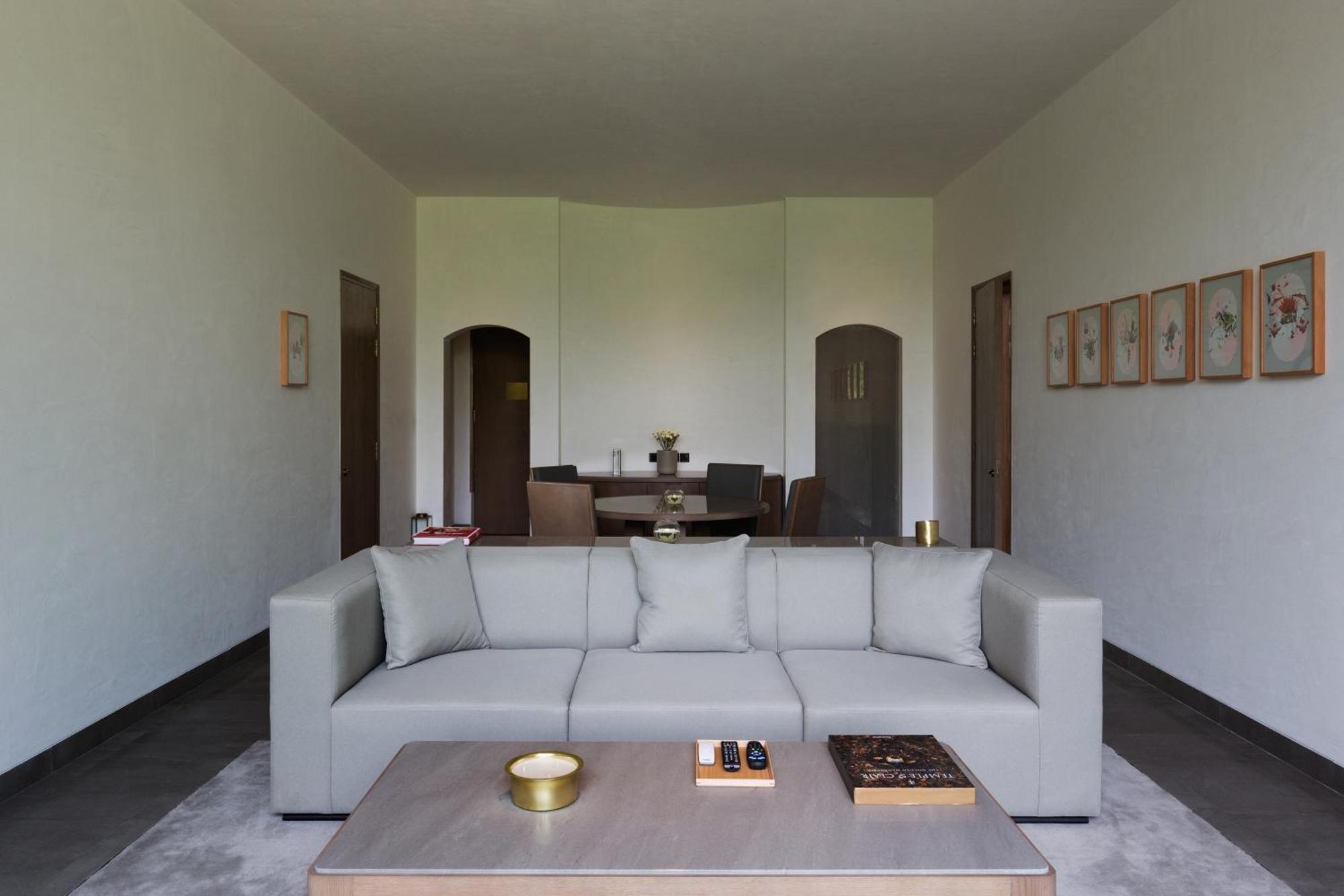 The Roseate Luxury Suite with Hi-Tea (16:30 to 17:30 Hrs), Both way airport transsfer, 20 % disc on Food and Soft Beverages, Laundry and Car Services, En-suite Check-in , 24 hrs Butler Service, 30 mins (per stay for Mon to Thurs only), 30% Disc on Sp,1703569013:JPEG