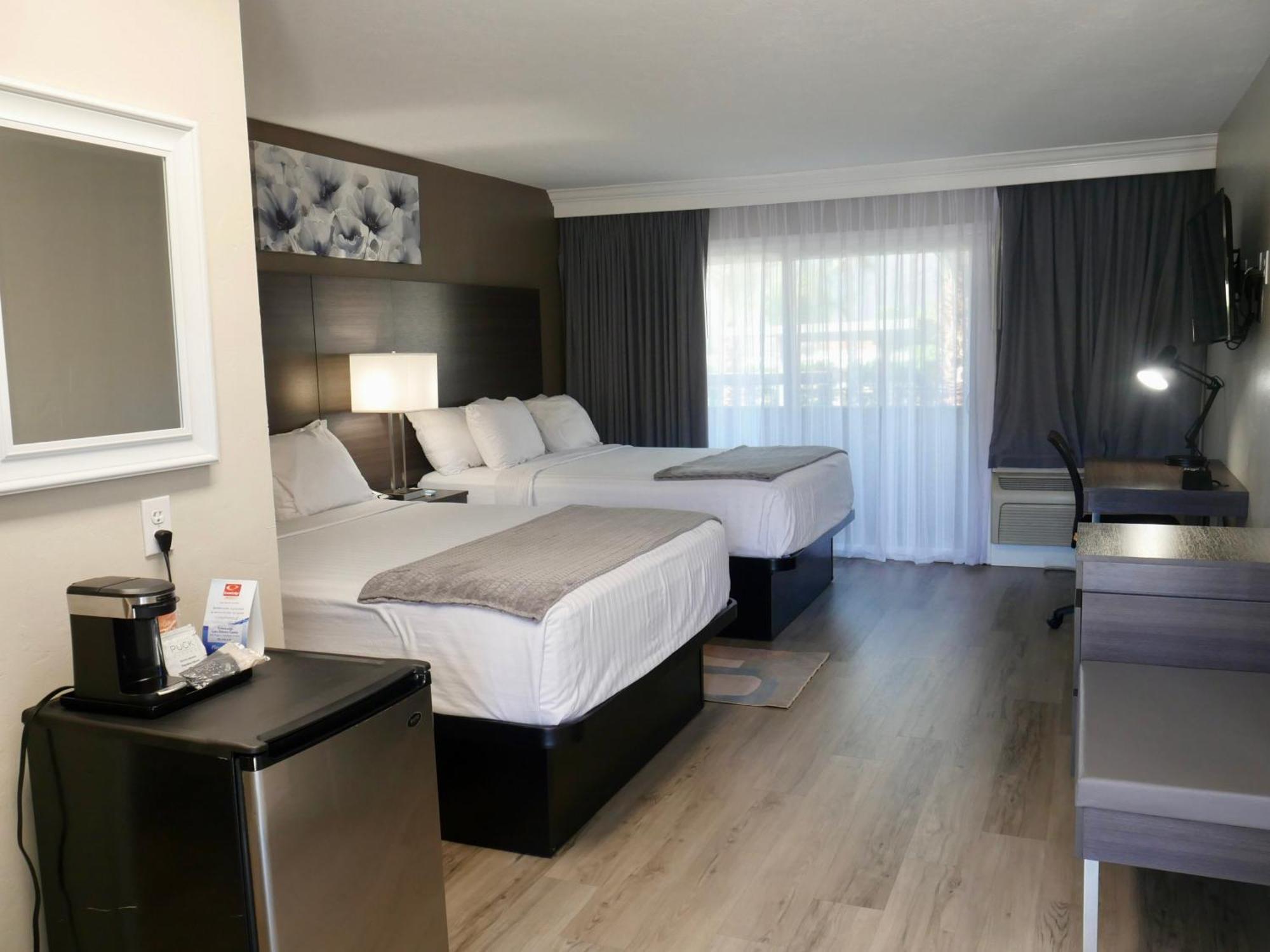 Queen Room with Two Queen Beds with Lakeview - Non-Smoking