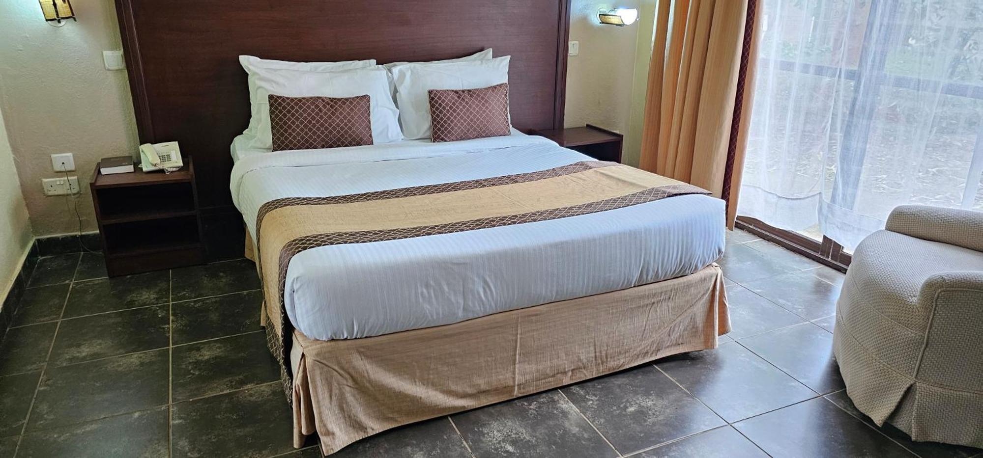 Standard Queen Room
