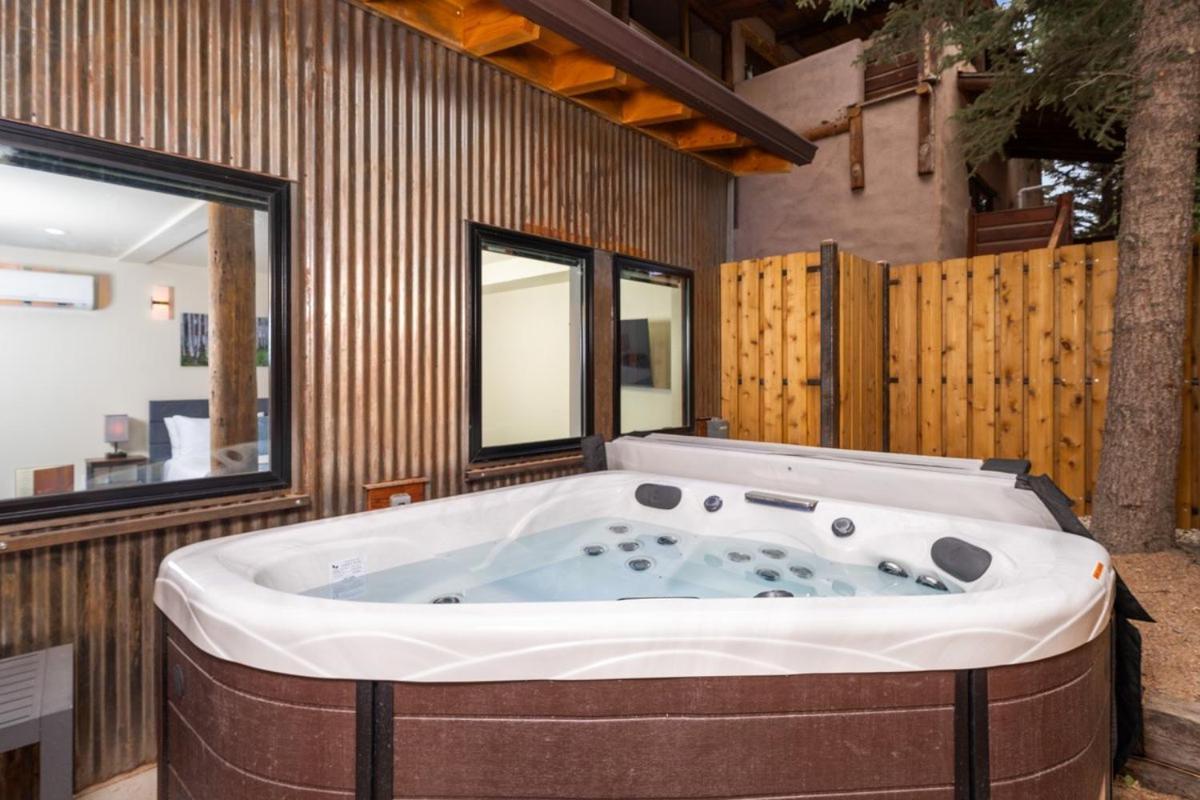 Suite with Hot Tub,1730065847:JPEG