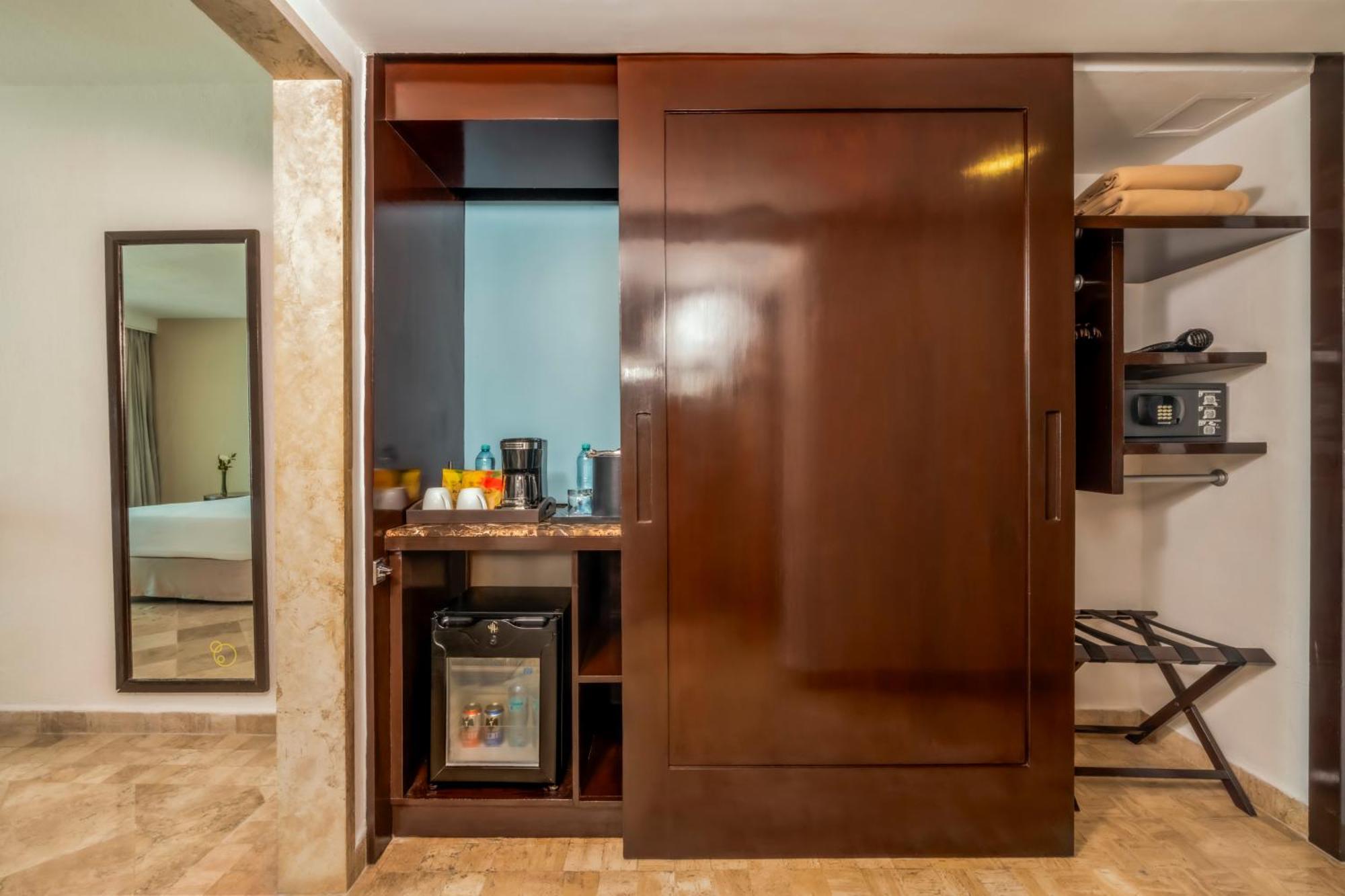 Standard Room 1 King Bed,1739389197:JPEG