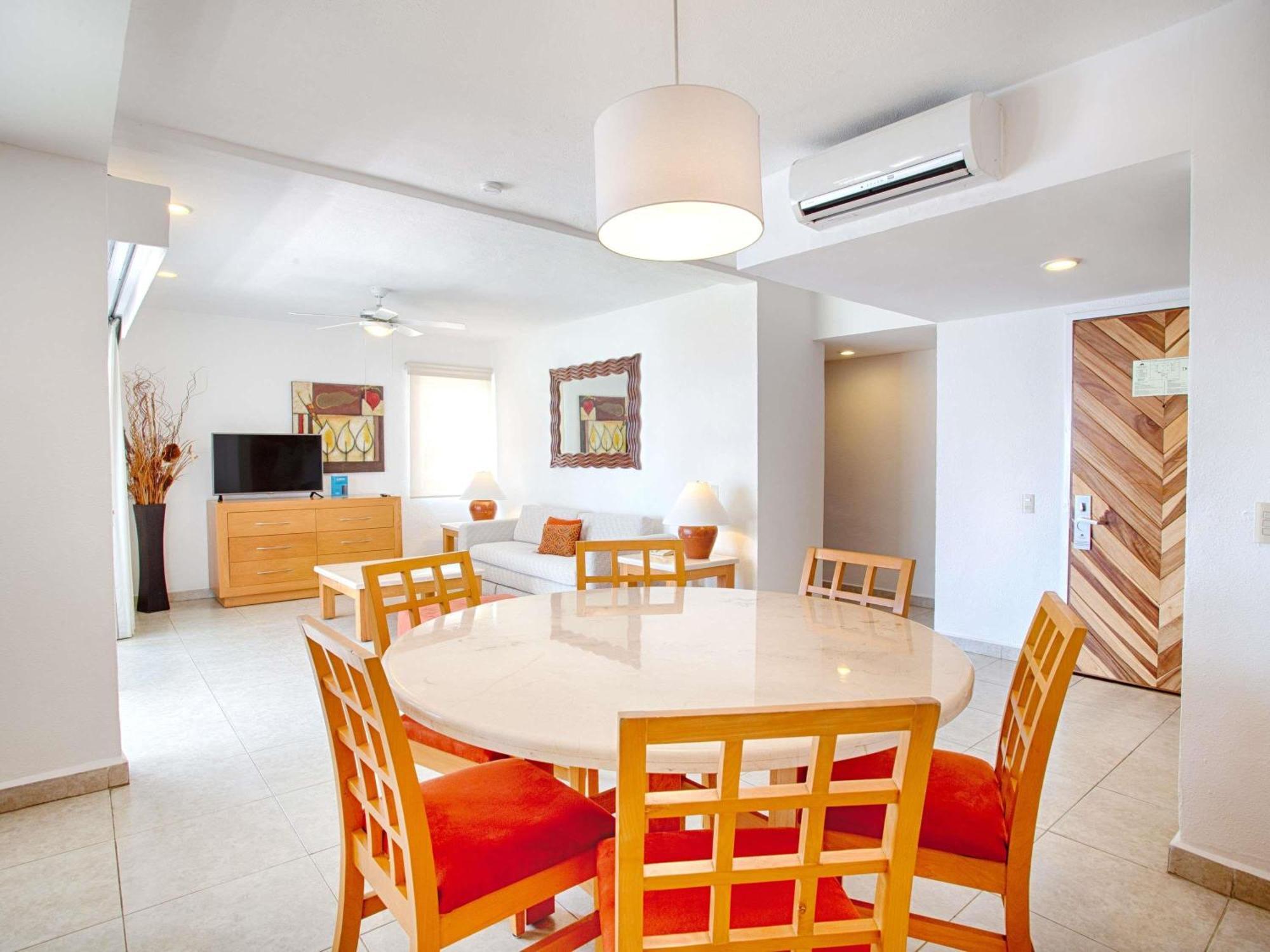 Two-Bedroom King Suite with Sofa Bed and Balcony or Terrace - Ocean Front/Three Bathrooms,1739412446:JPEG