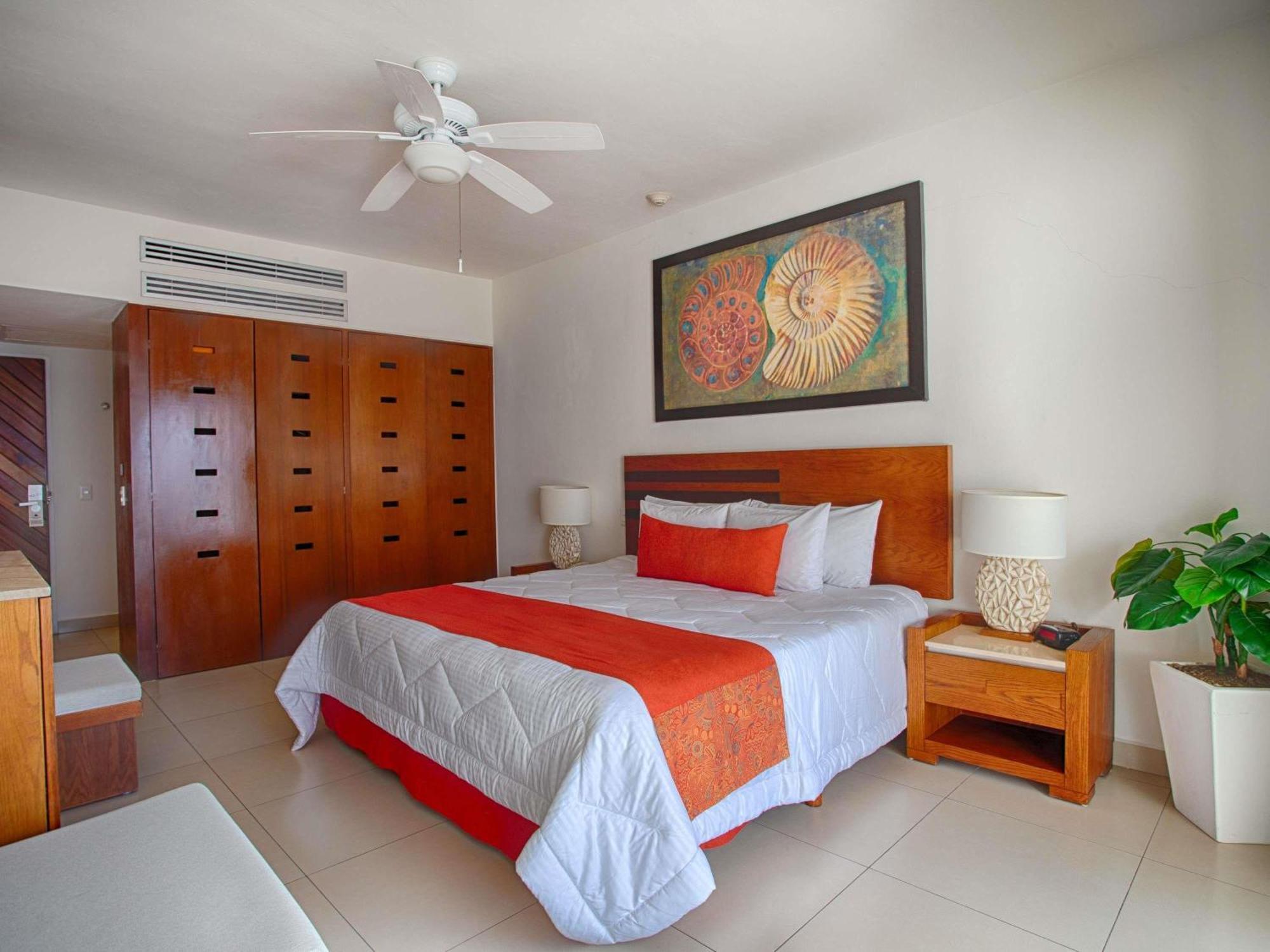 Resort Club King Room with Balcony and Bath Tub,1739412458:JPEG