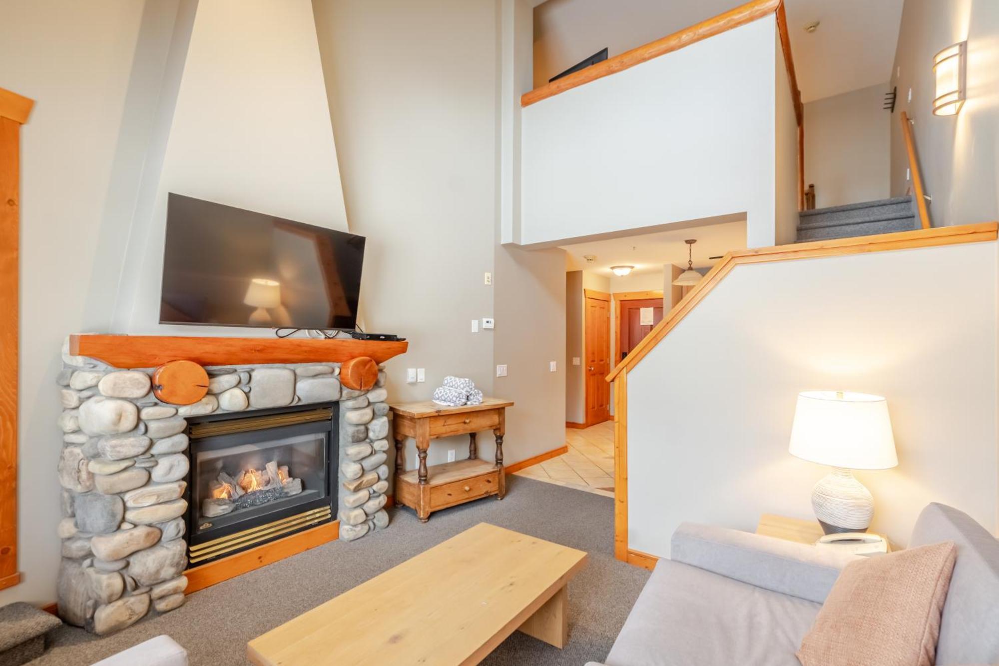 One-Bedroom Loft with Kitchen,1739421290:JPEG