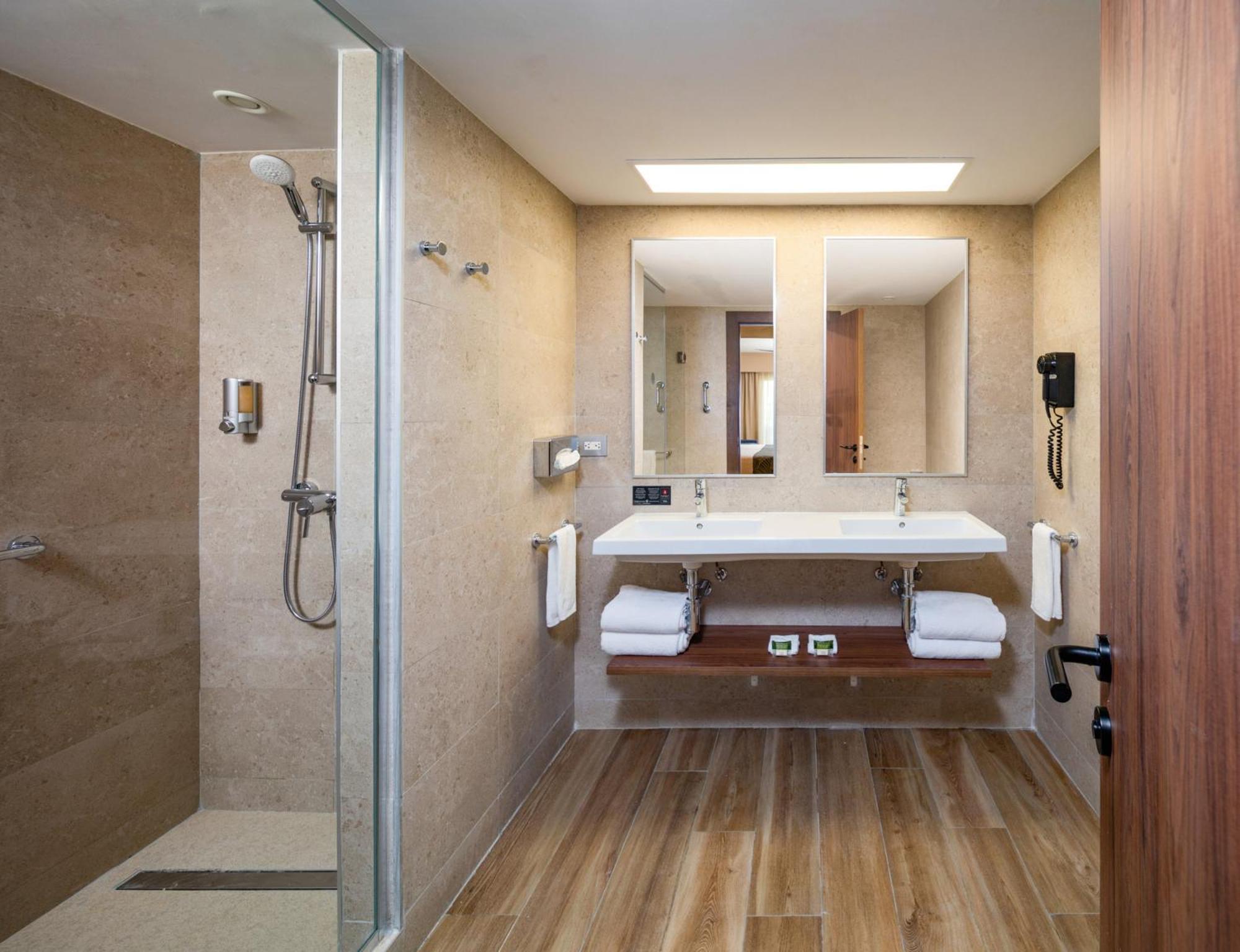 Double Room,1740708556:JPEG