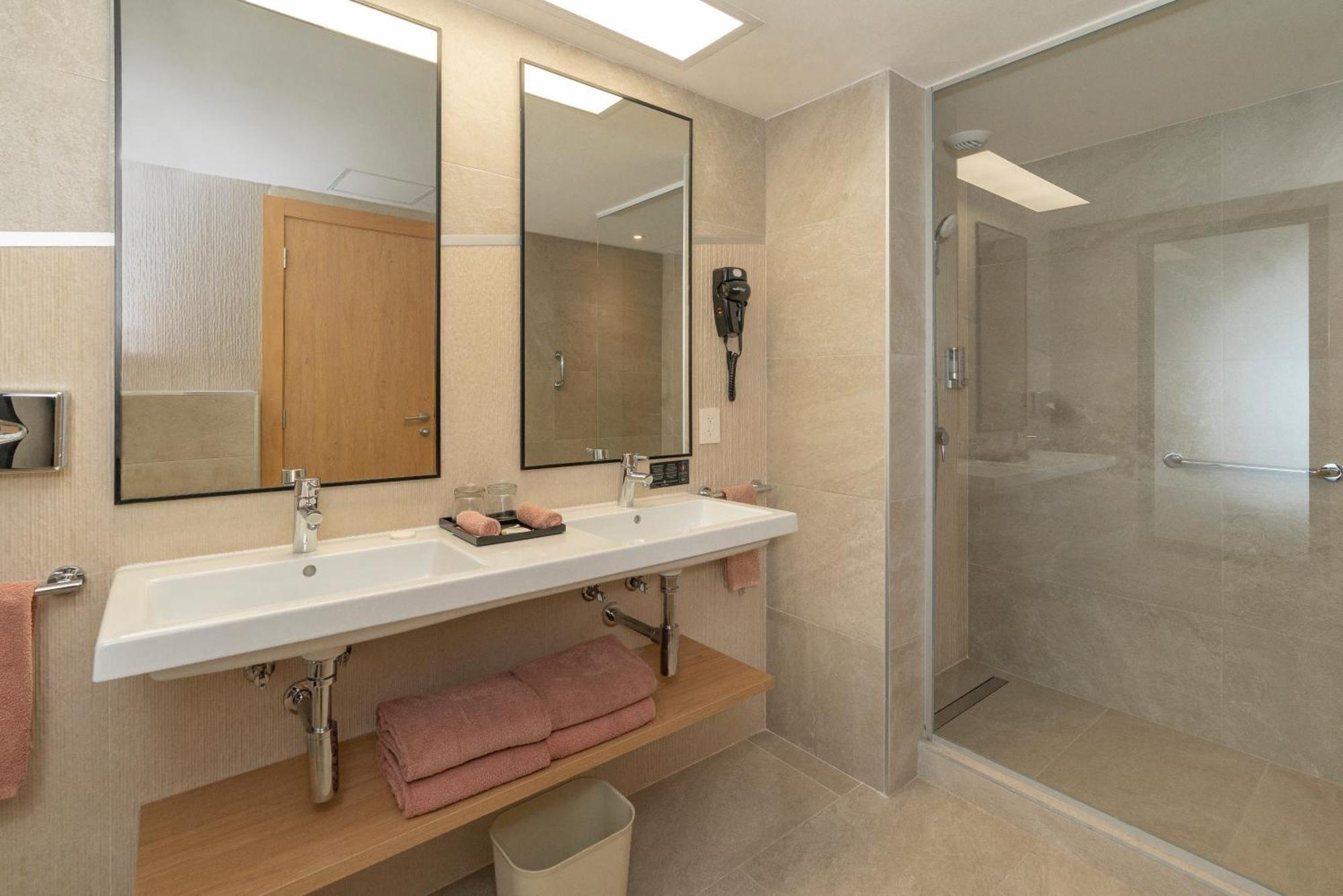 Double Room Riu Party Adults Only (+18yrs),1740710886:JPEG
