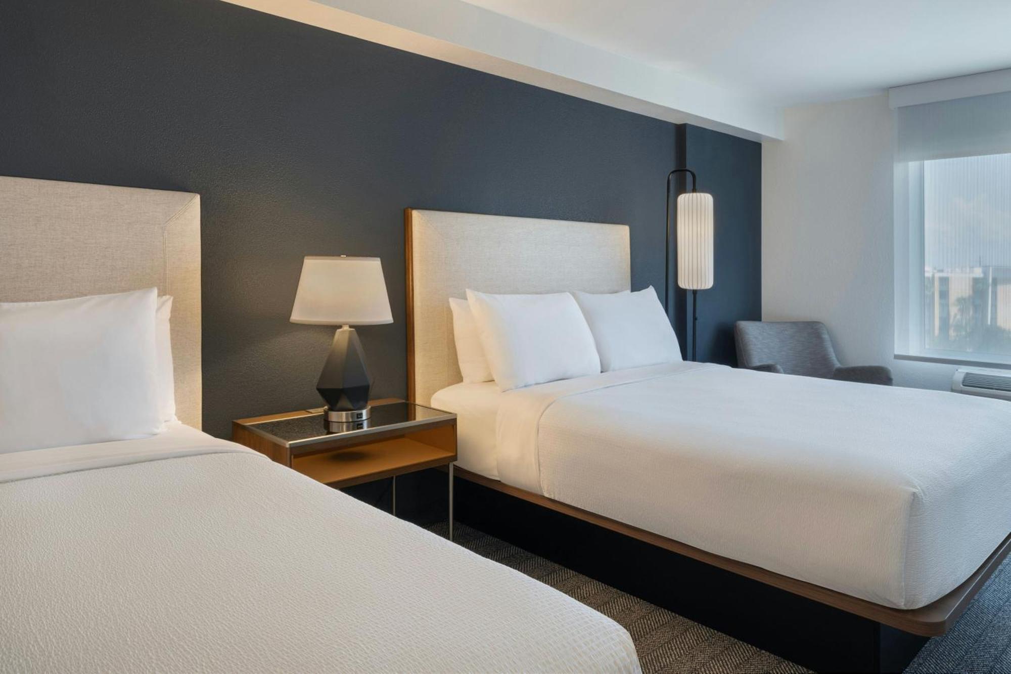 Zimmer mit Queensize-Bett und Stadtblick - in einer der höheren Etagen
