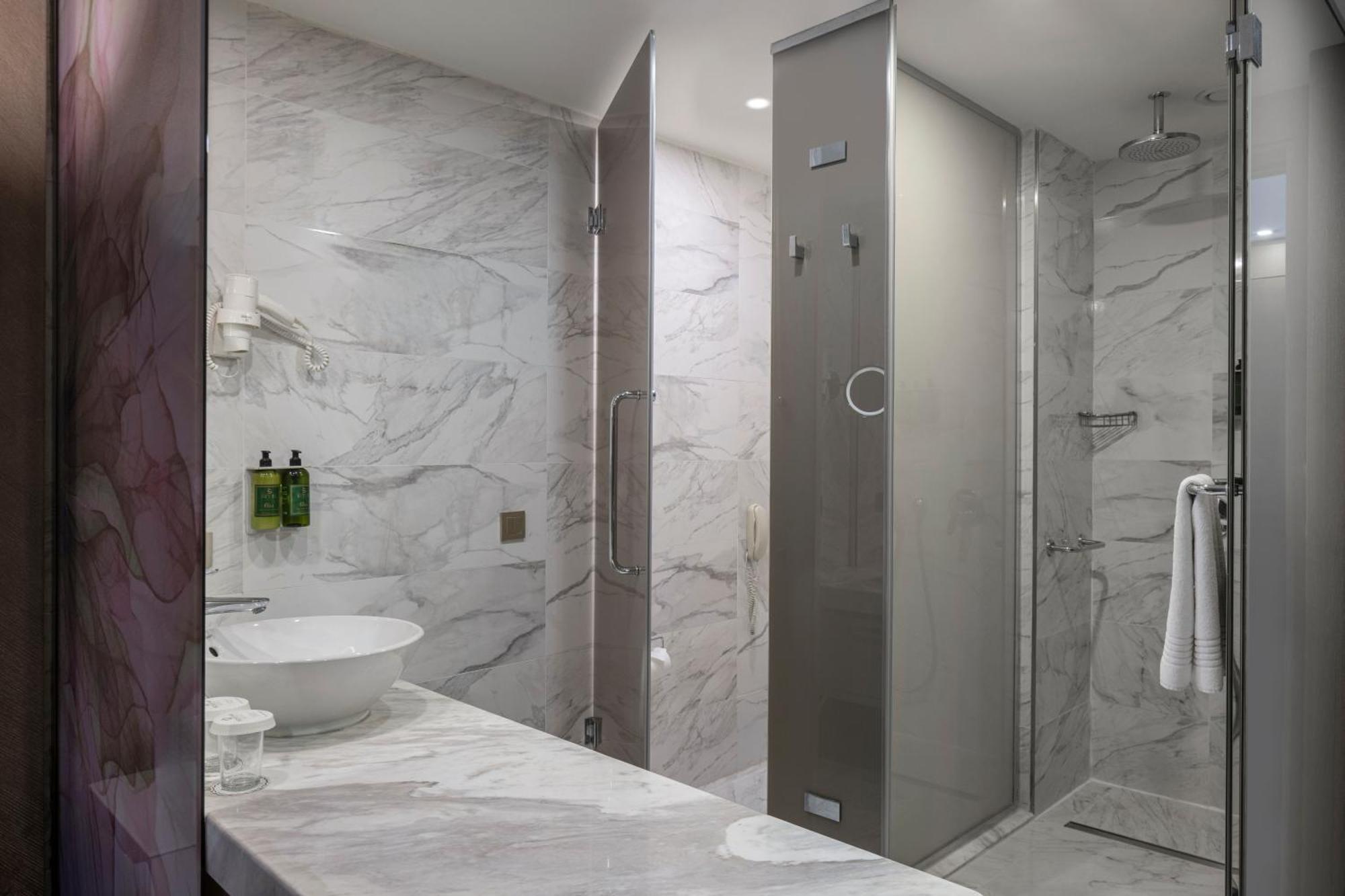 Family Room with Pool View,1742761875:JPEG