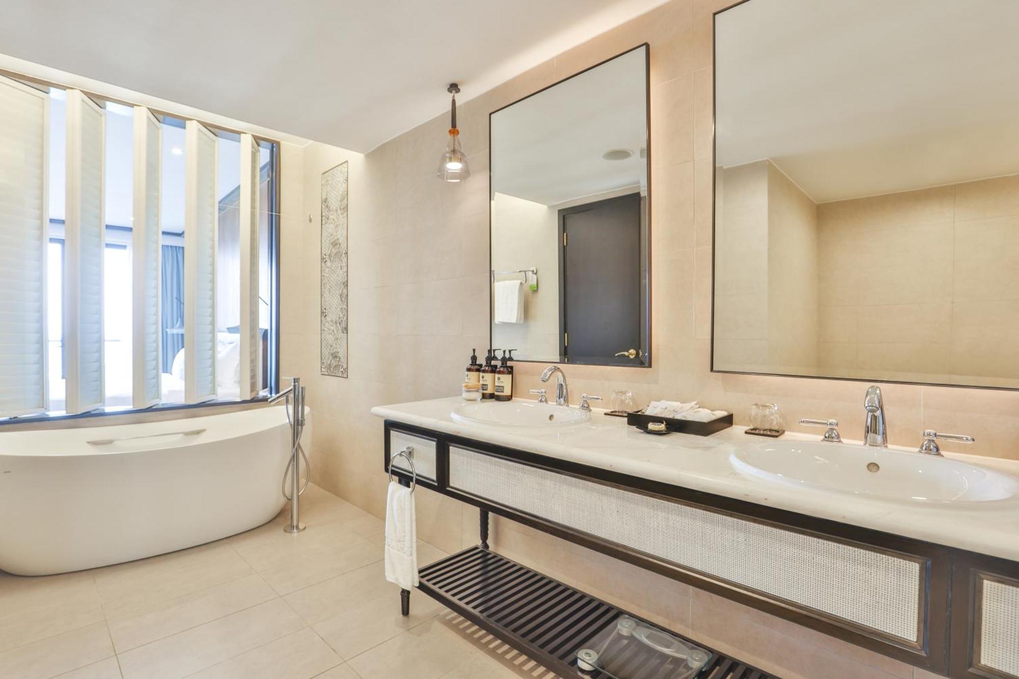 Deluxe Twin Room with Balcony and Ocean View