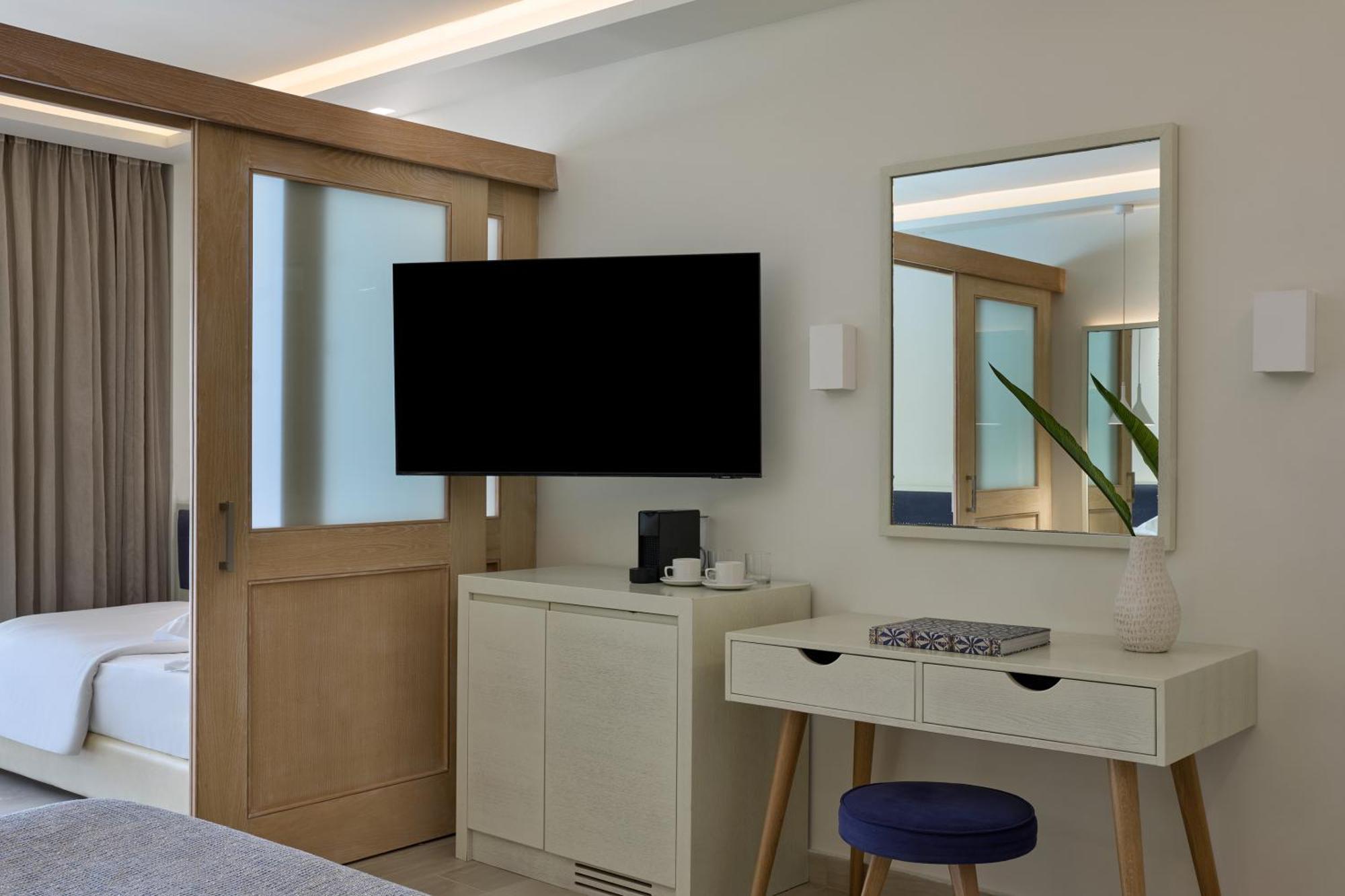 Premium Family Room Sliding Door Swim Up Inland View,1743369185:JPEG