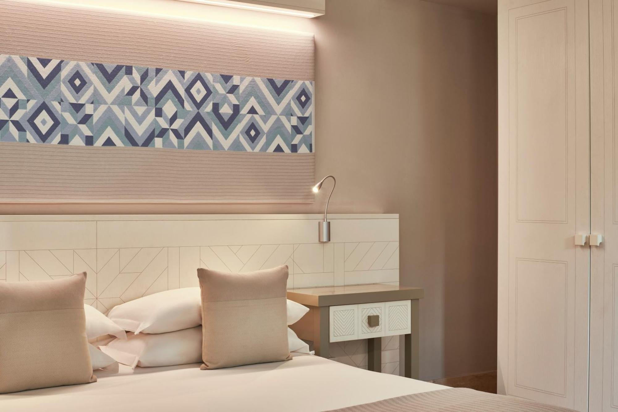 Family Room,1743518570:JPEG