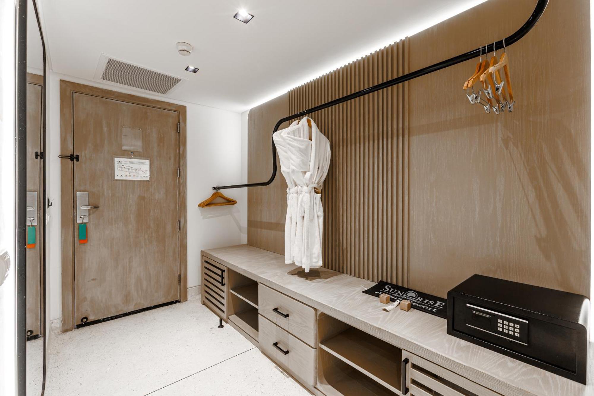 Deluxe Beach Front Suite,1743754946:JPEG