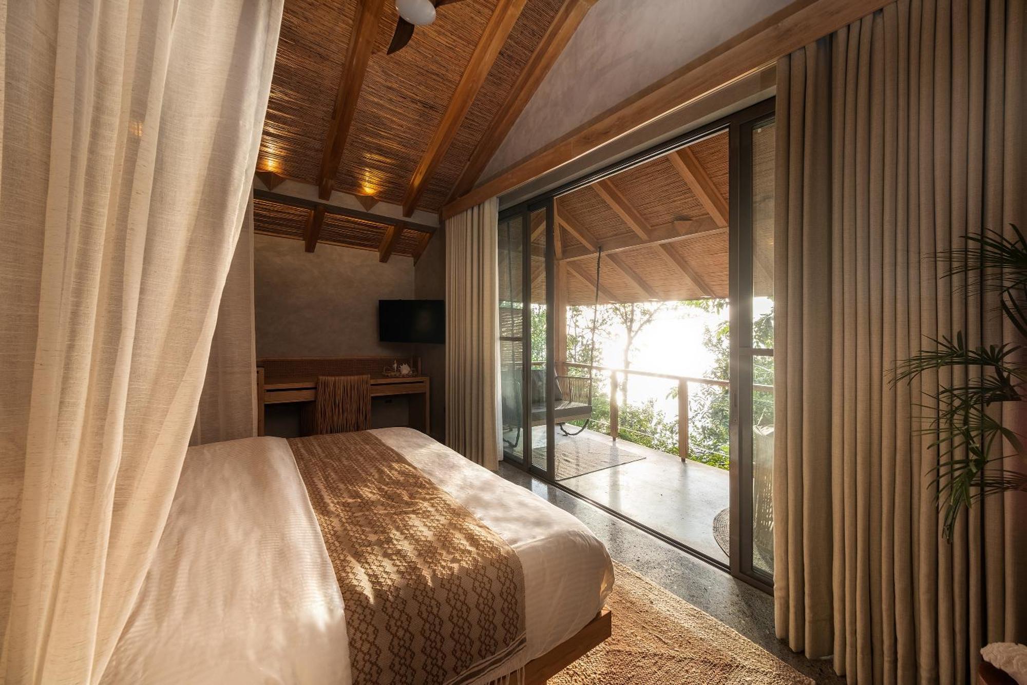 Deluxe Suite with Sea View,1743756532:JPEG