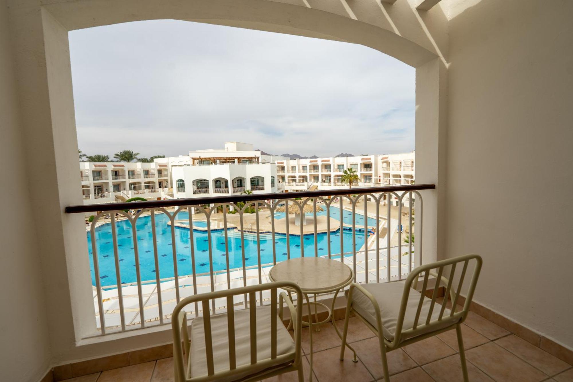 Superior Queen or Twin Bed Pool View,1746854671:JPEG