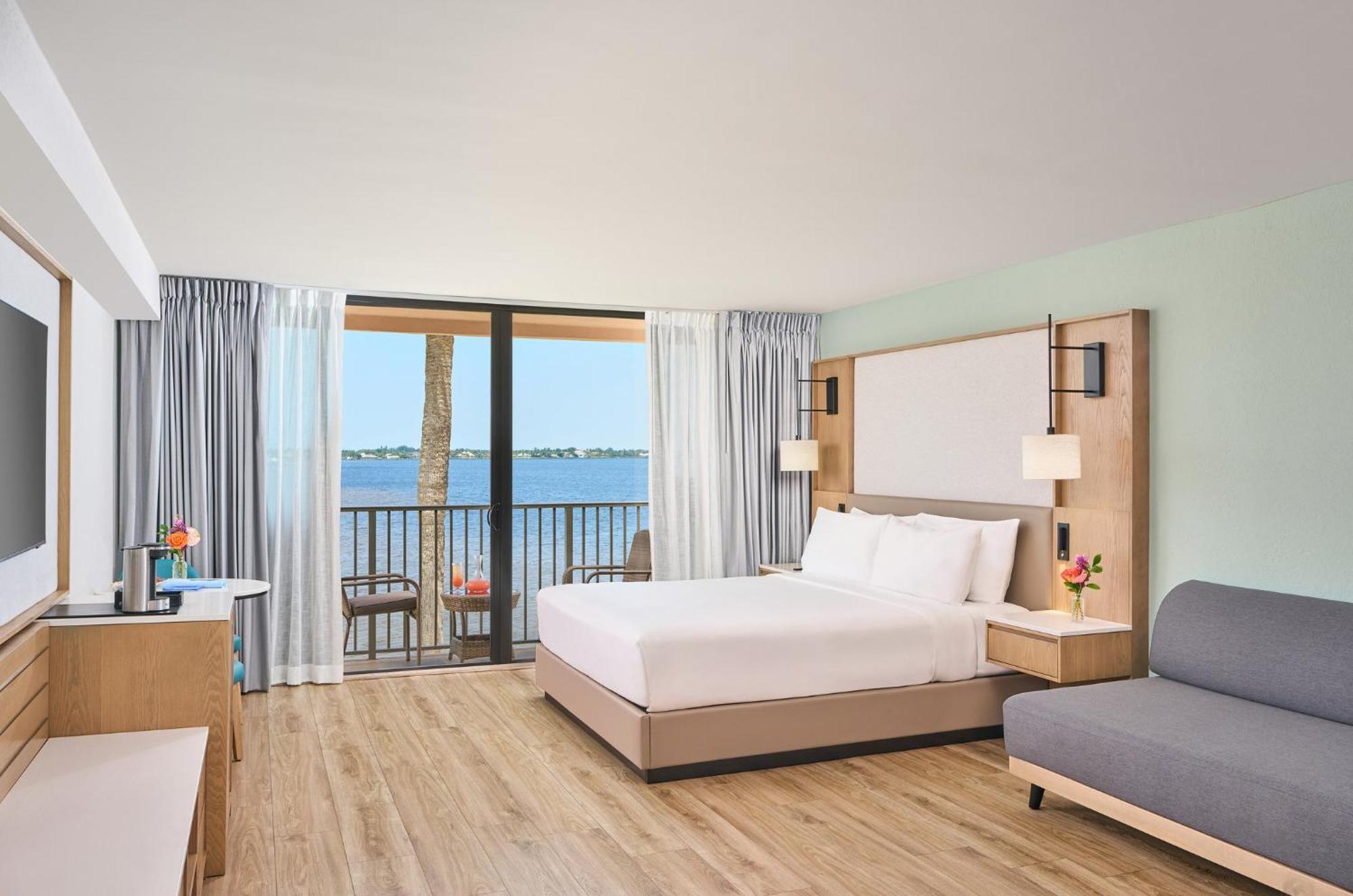 Standard King Room - Water View