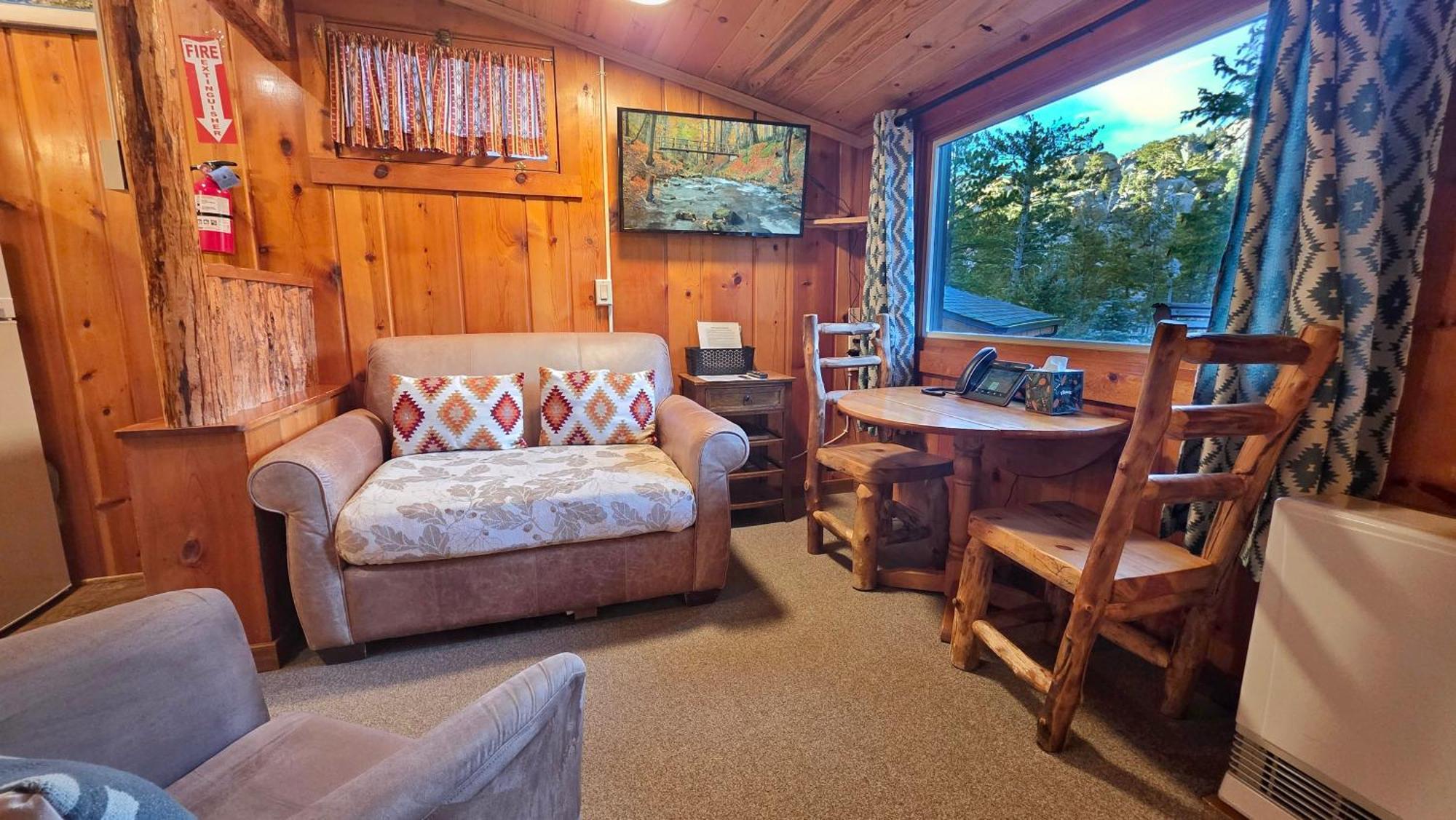 The Honeymoon Cabin 4,1756488287:JPEG