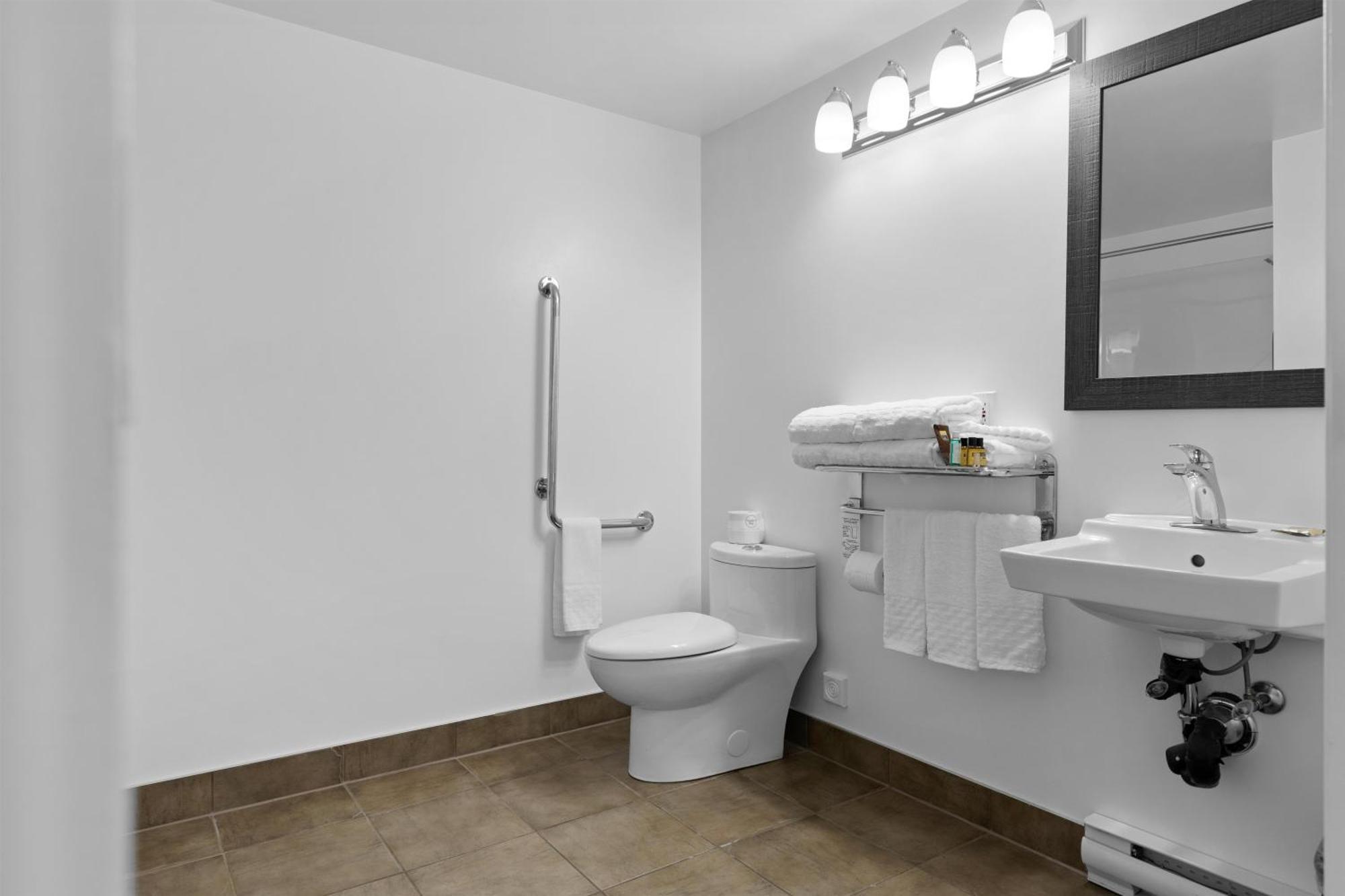 King Room with Sofa Bed and Roll-In Shower - Lake View/Mobility Access,1756556203:JPEG