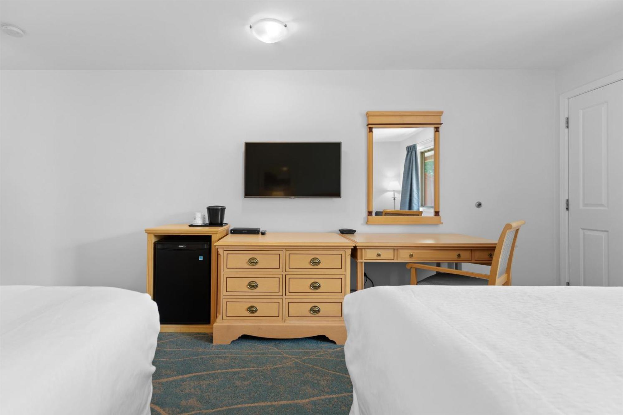 Queen Room with Two Queen Beds and Lake View,1756556215:JPEG