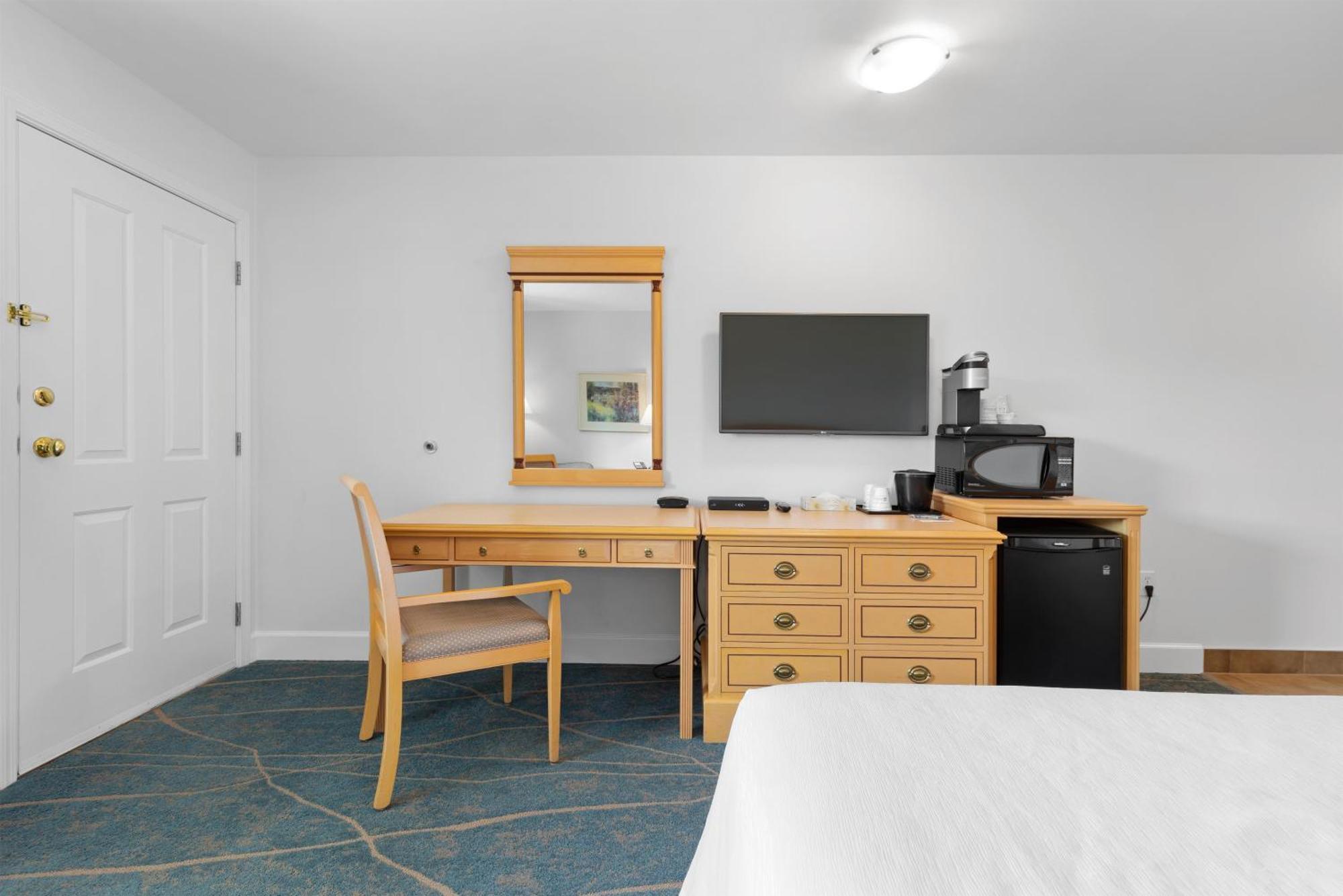 King Room Roll Shower Balcony Lake View Disability Access or Non-Smoking