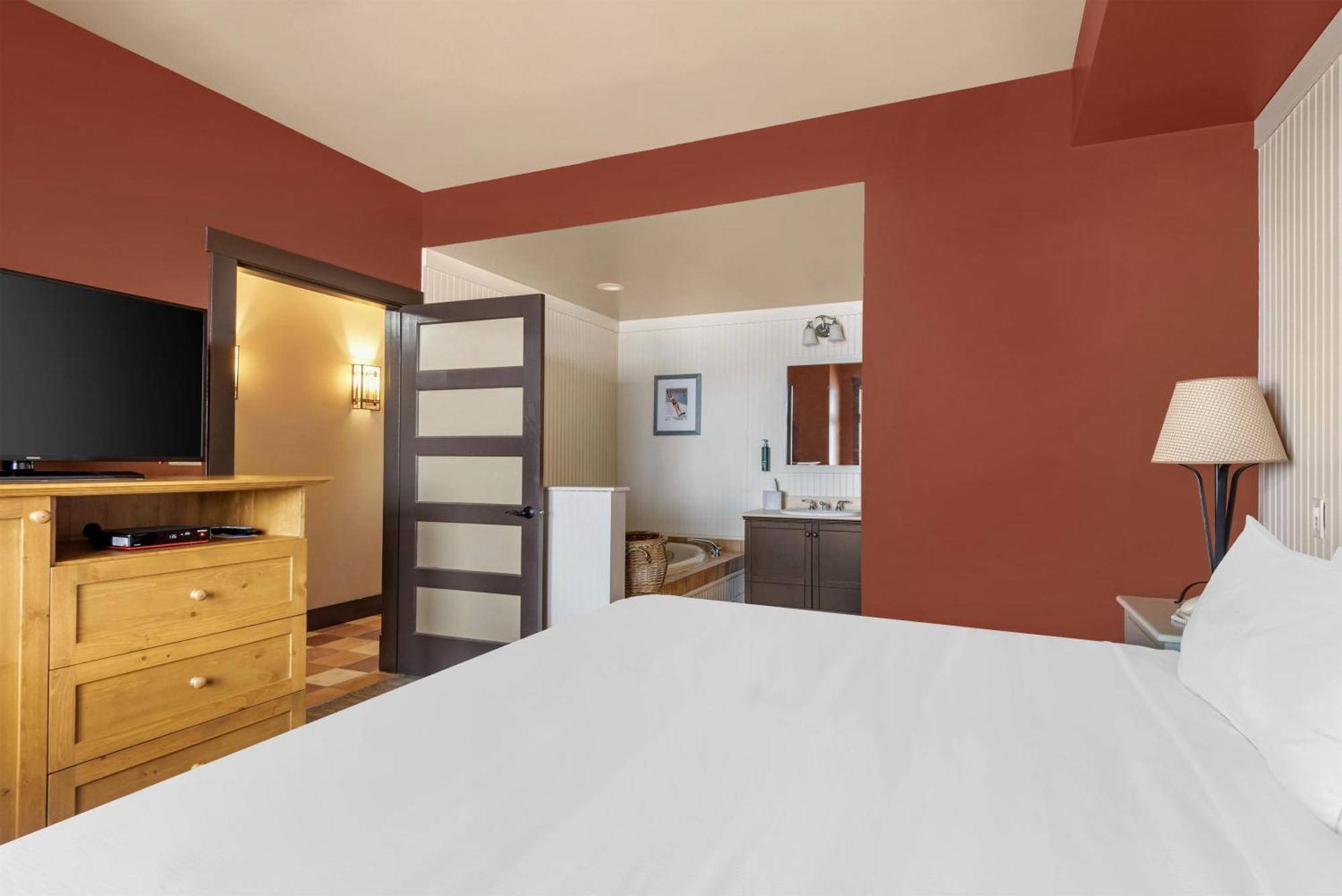 1 Bedroom 1 King Corner Suite