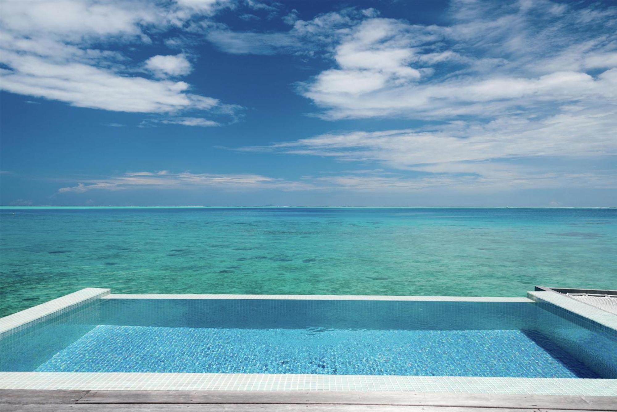 Villa con piscina sobre el agua
