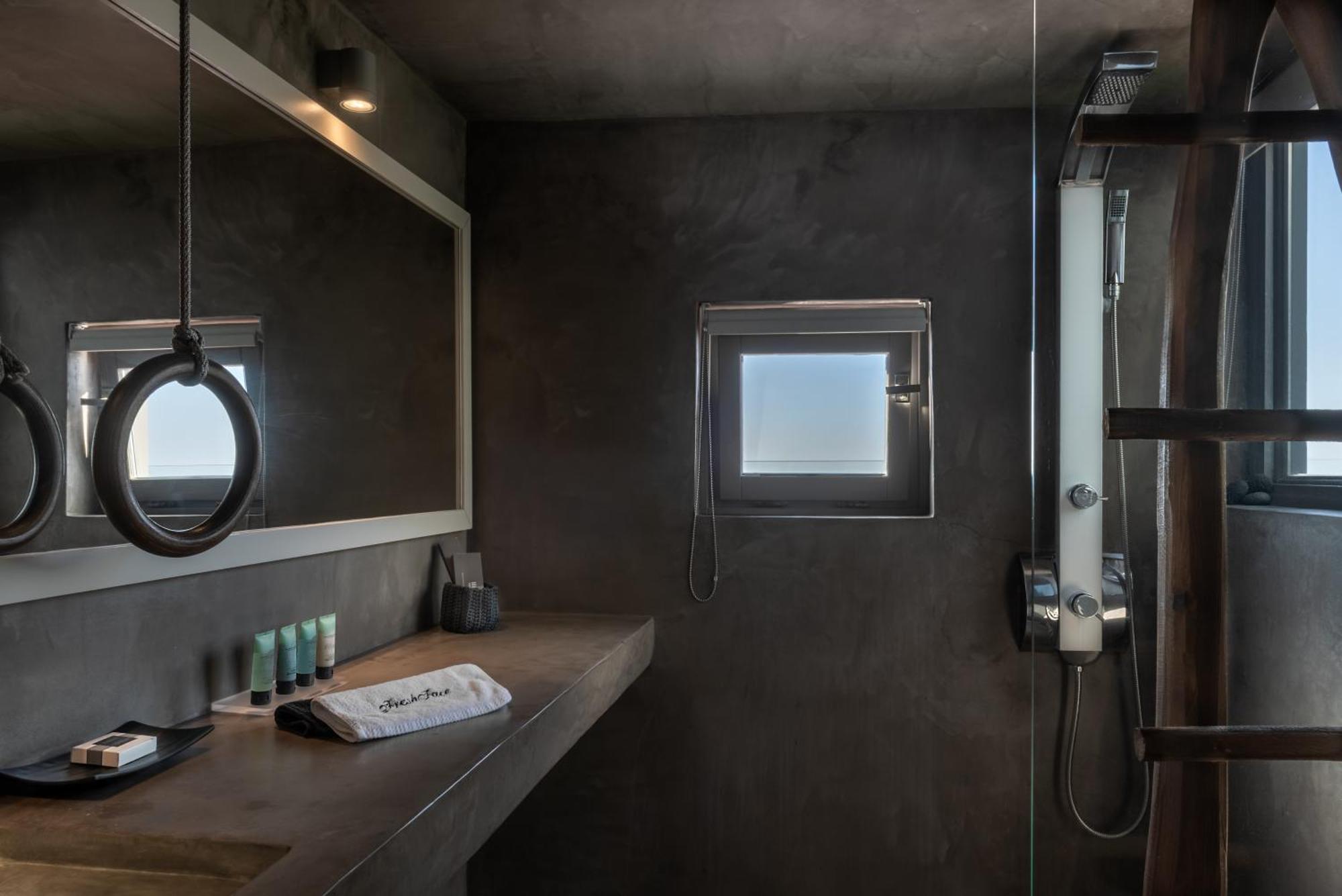 Executive Suite with Indoor or Outdoor Hot Tub and Caldera View