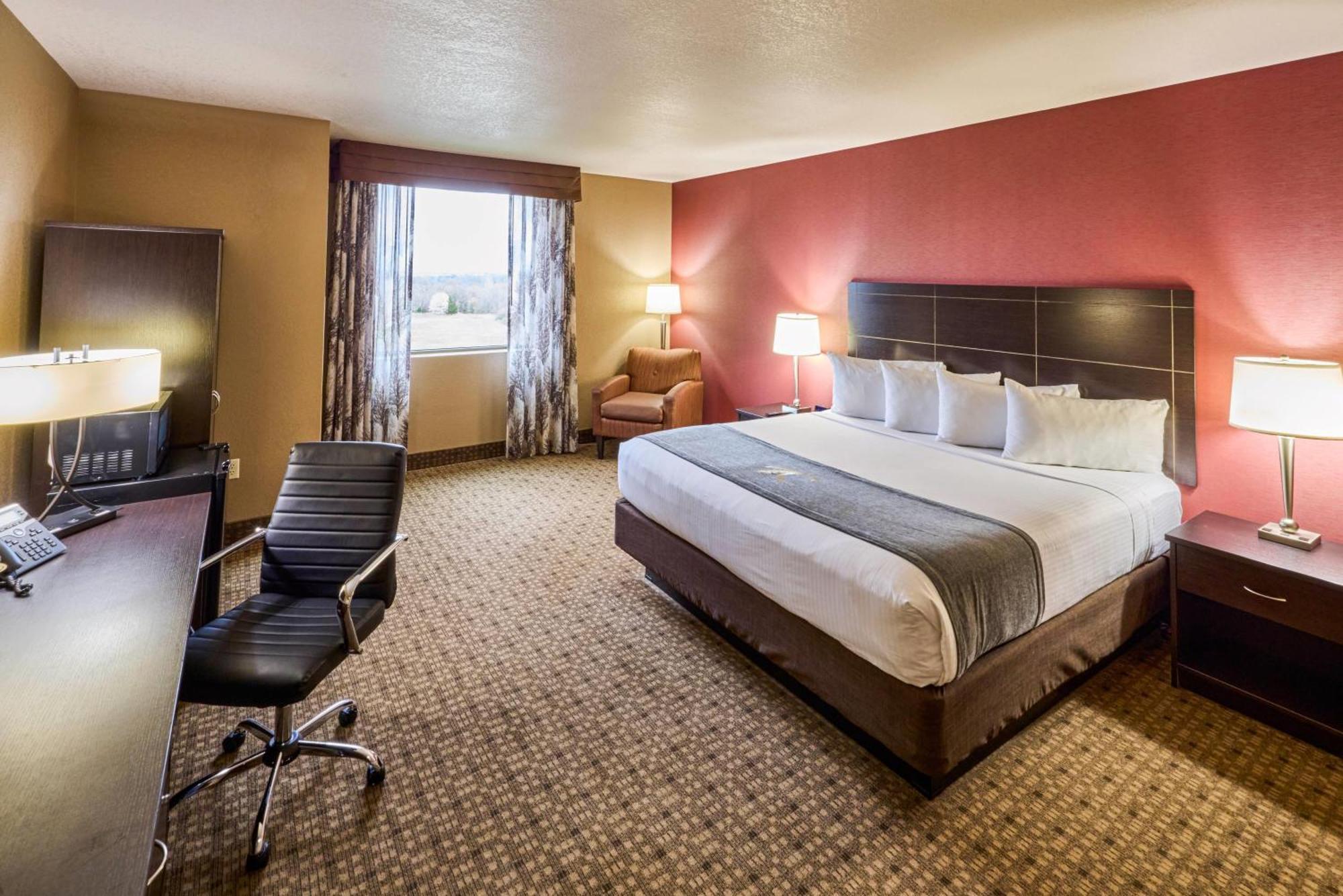 Deluxe King Room with Roll-In Shower - Mobility and Hearing Accessible/Non-Smoking,1765389076:JPEG