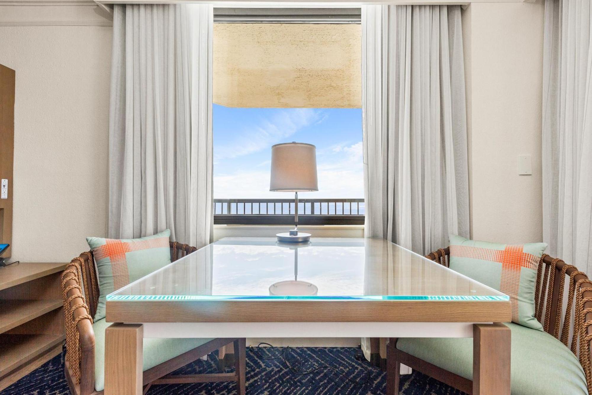 Executive Zimmer mit Kingsize-Bett und Strandblick
