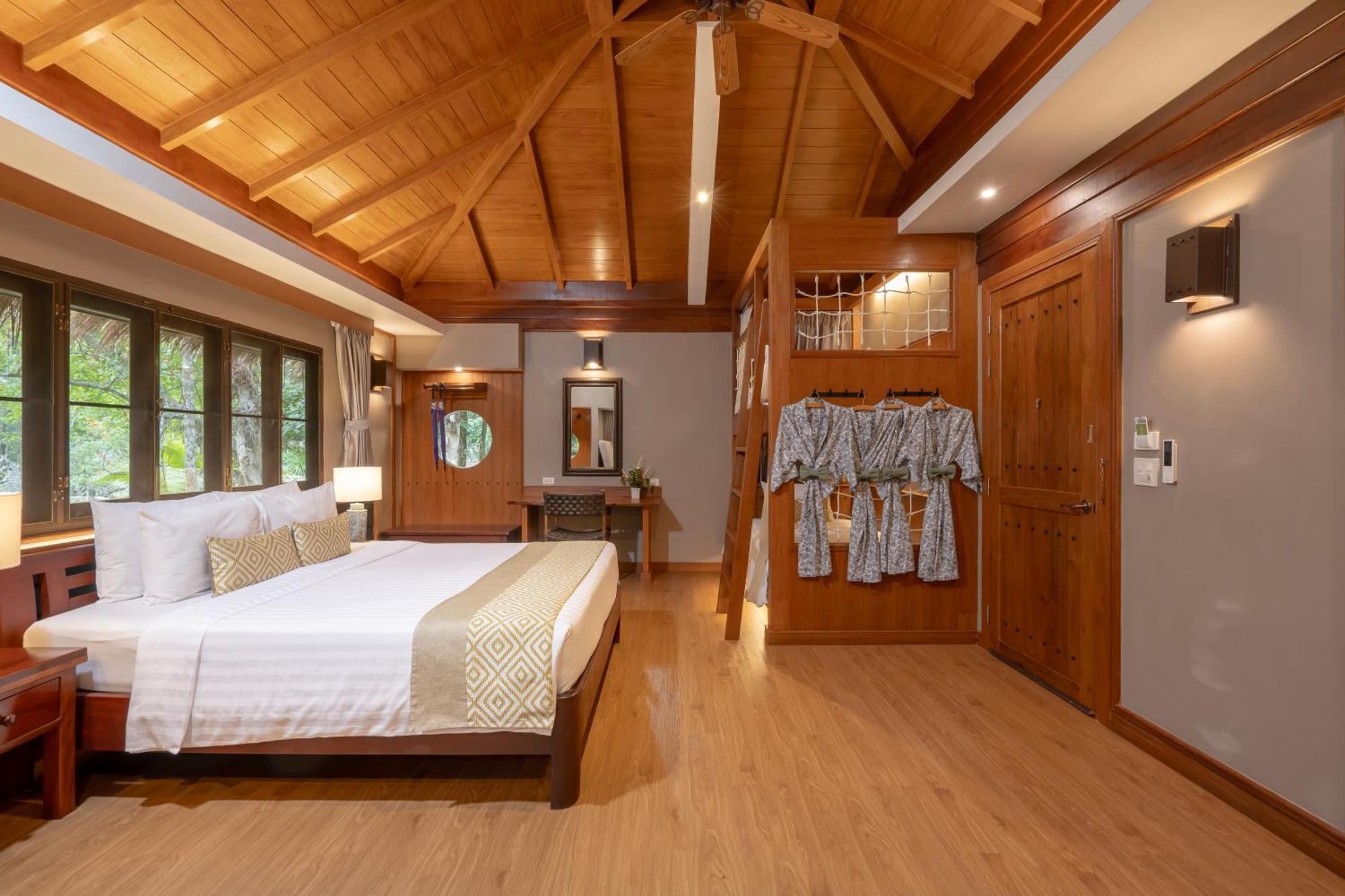 Deluxe Family Room with Bunk Beds