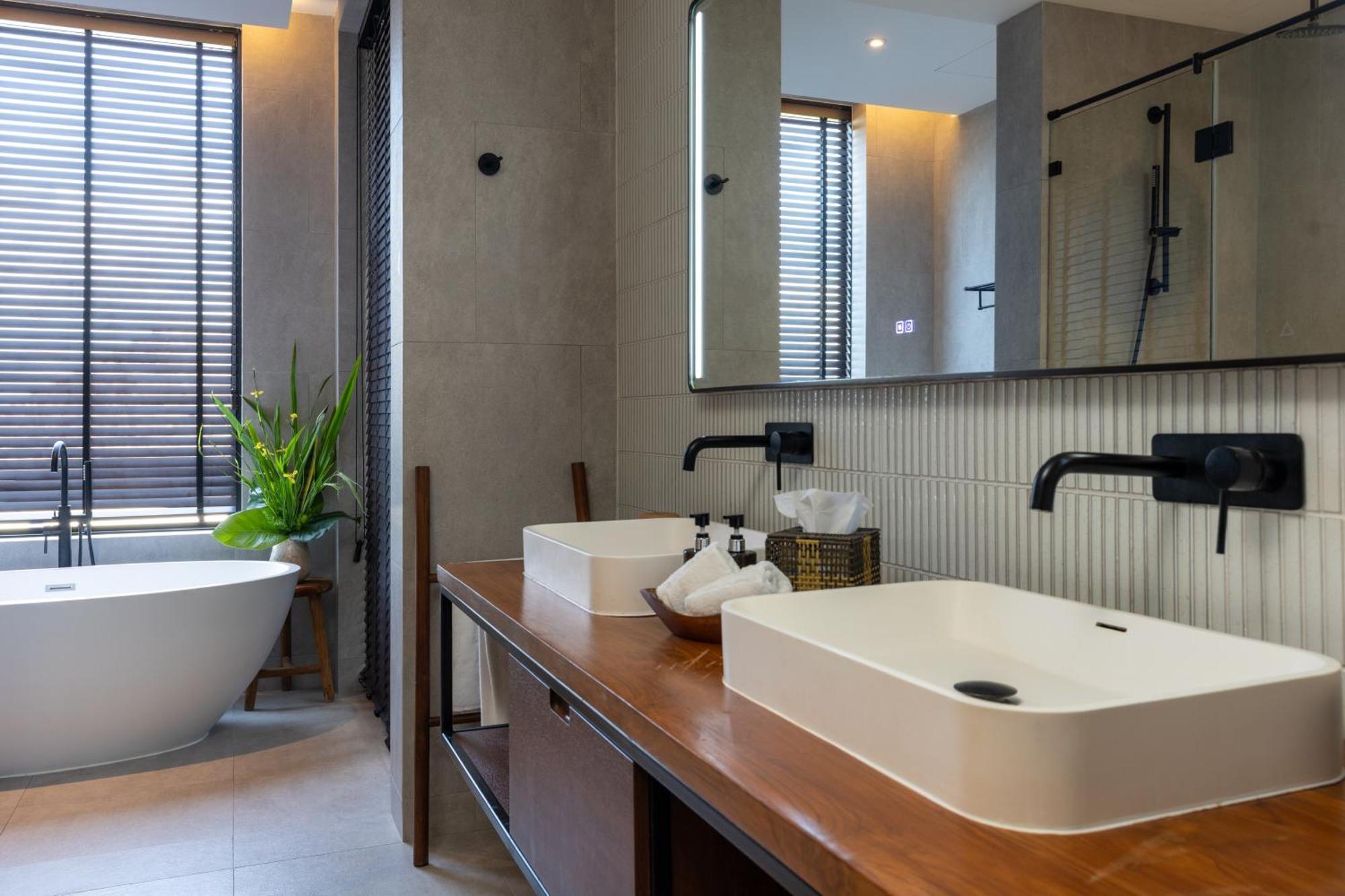 Zimmer mit Verbindungstür und Poolblick