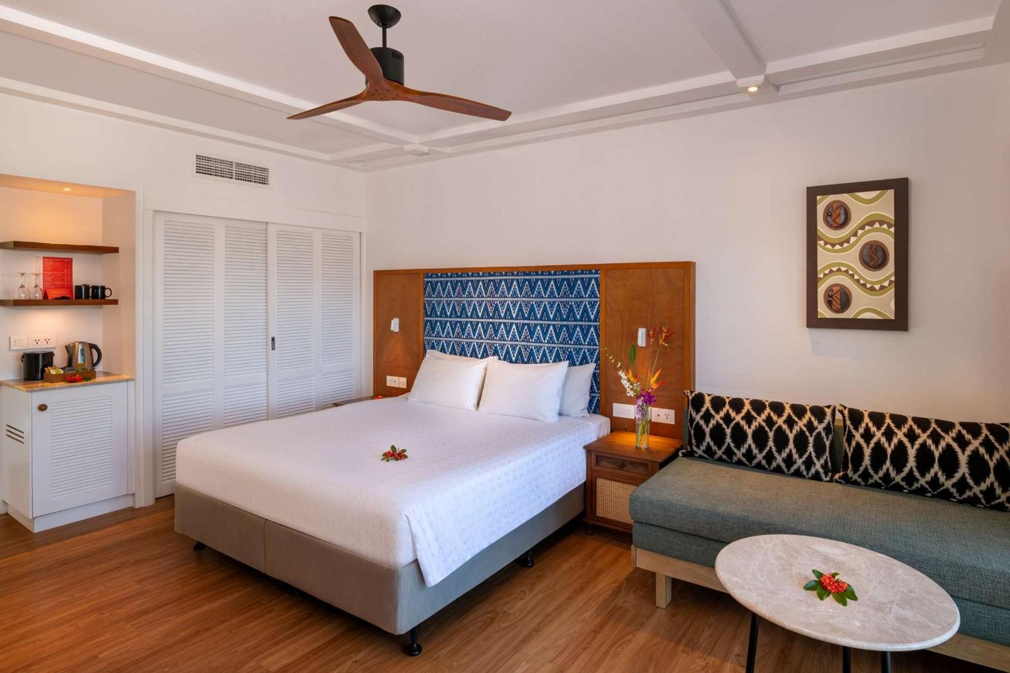 Cama extragrande con vistas al mar