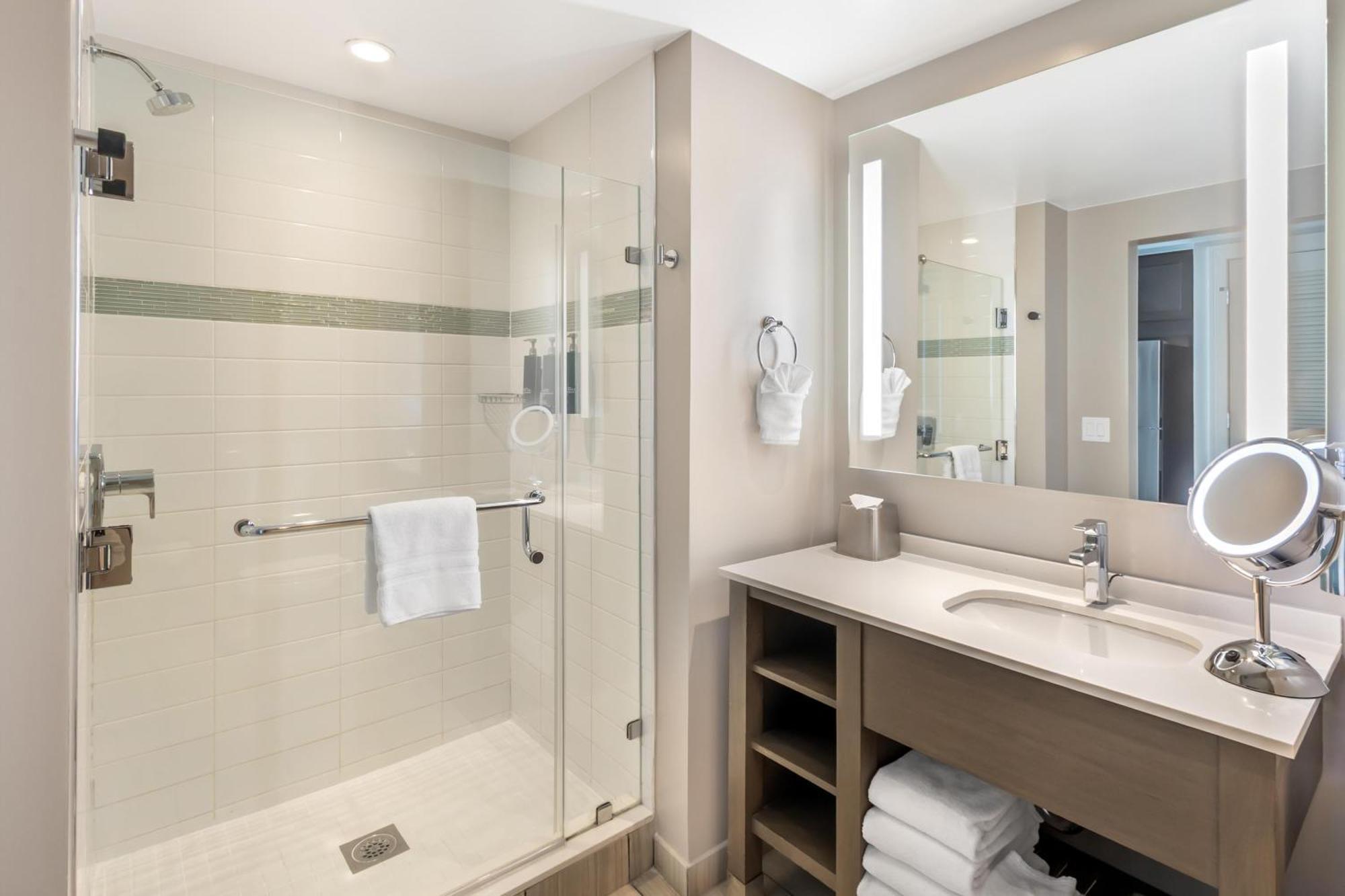 One-Bedroom King Suite Oceanfront,1770954818:JPEG