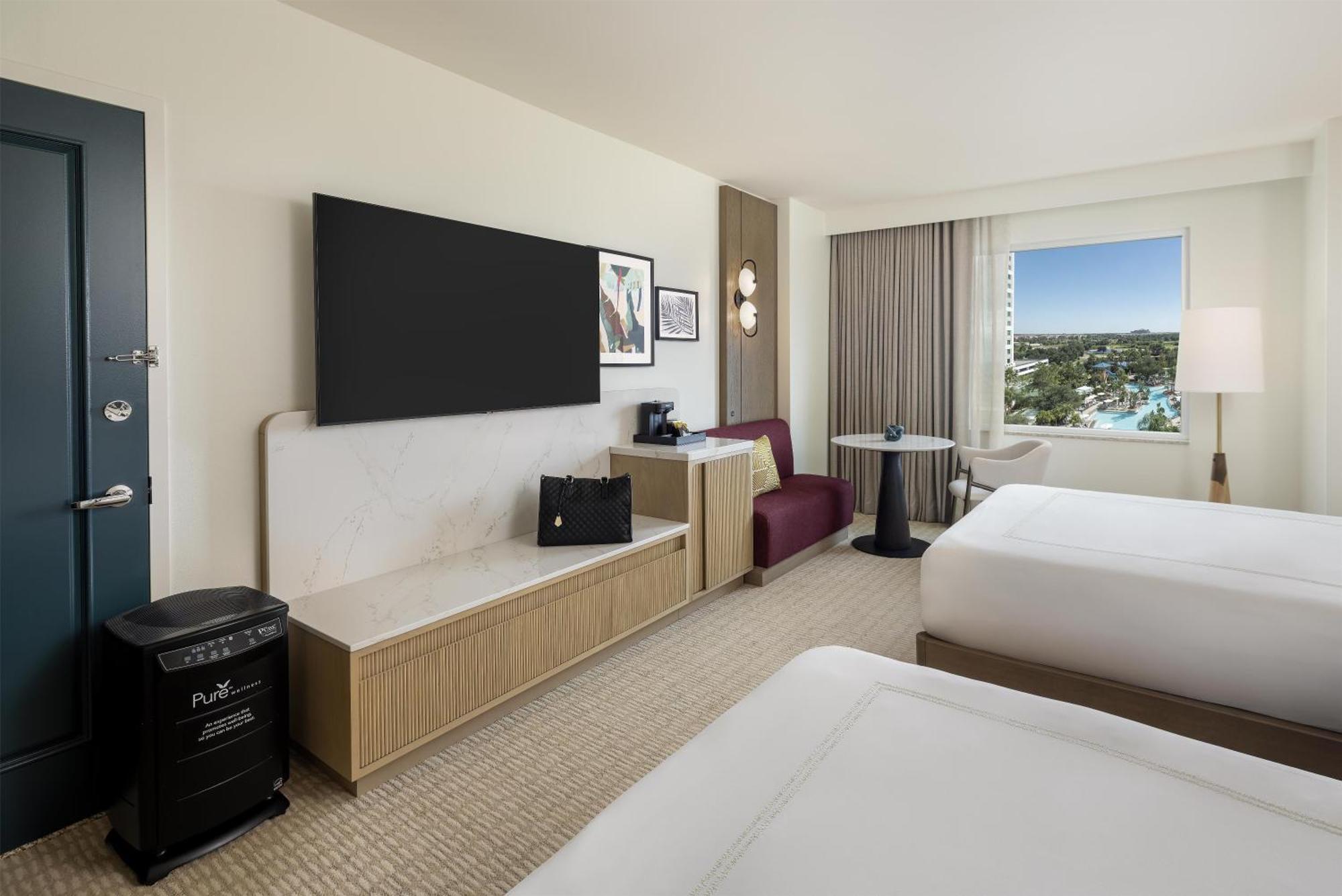 Habitación con cama grande y vistas a la piscina - Hipoalergénica
