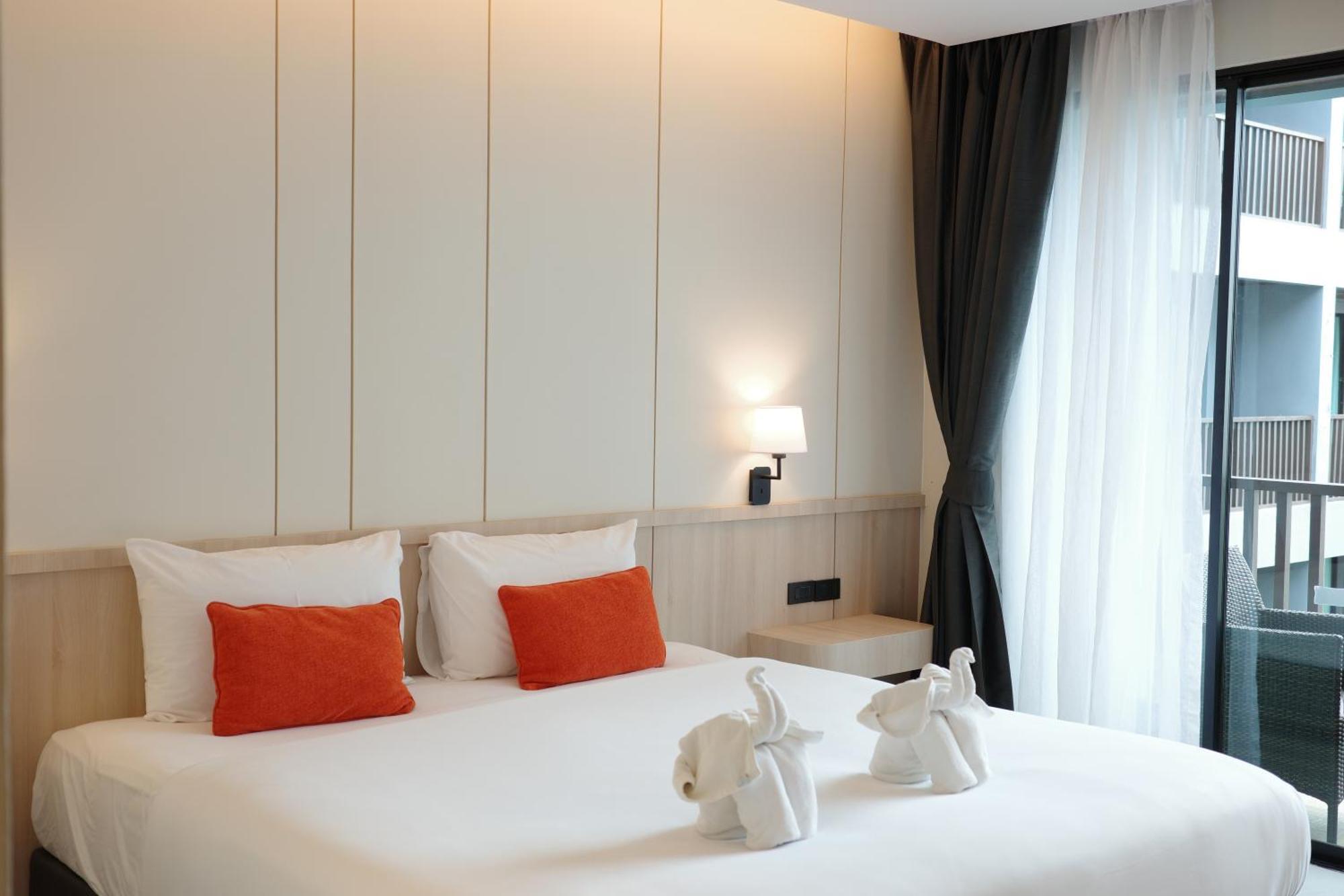 Deluxe Double or Twin Room with Pool View