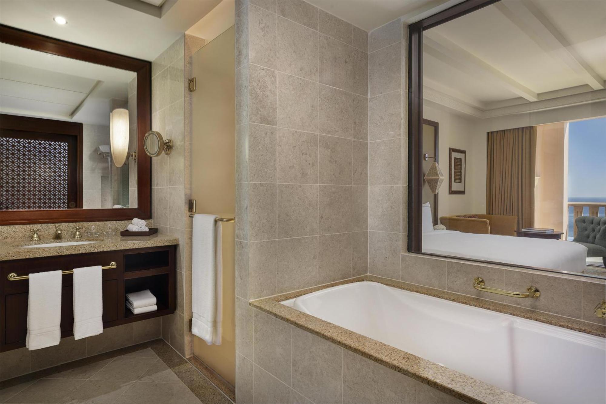 Deluxe King Room Sea View