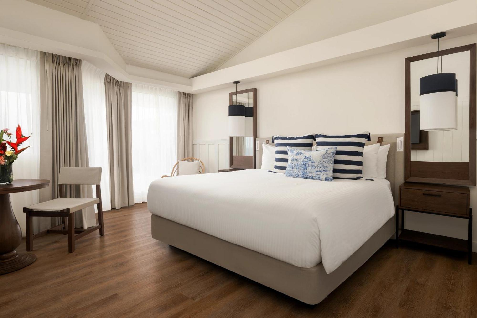 Deluxe King Room Tropical View
