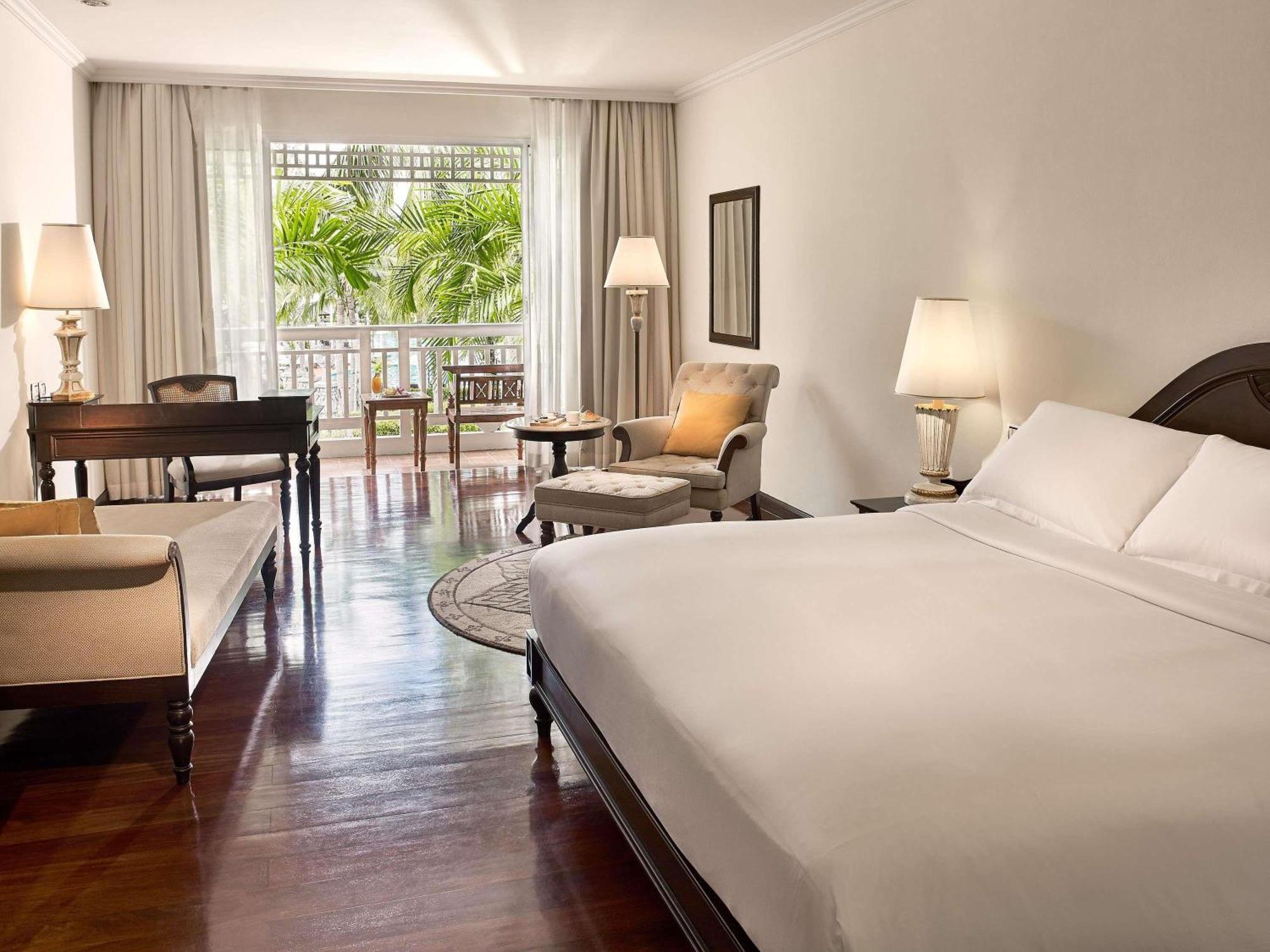 Luxury King Room Pool Garden View