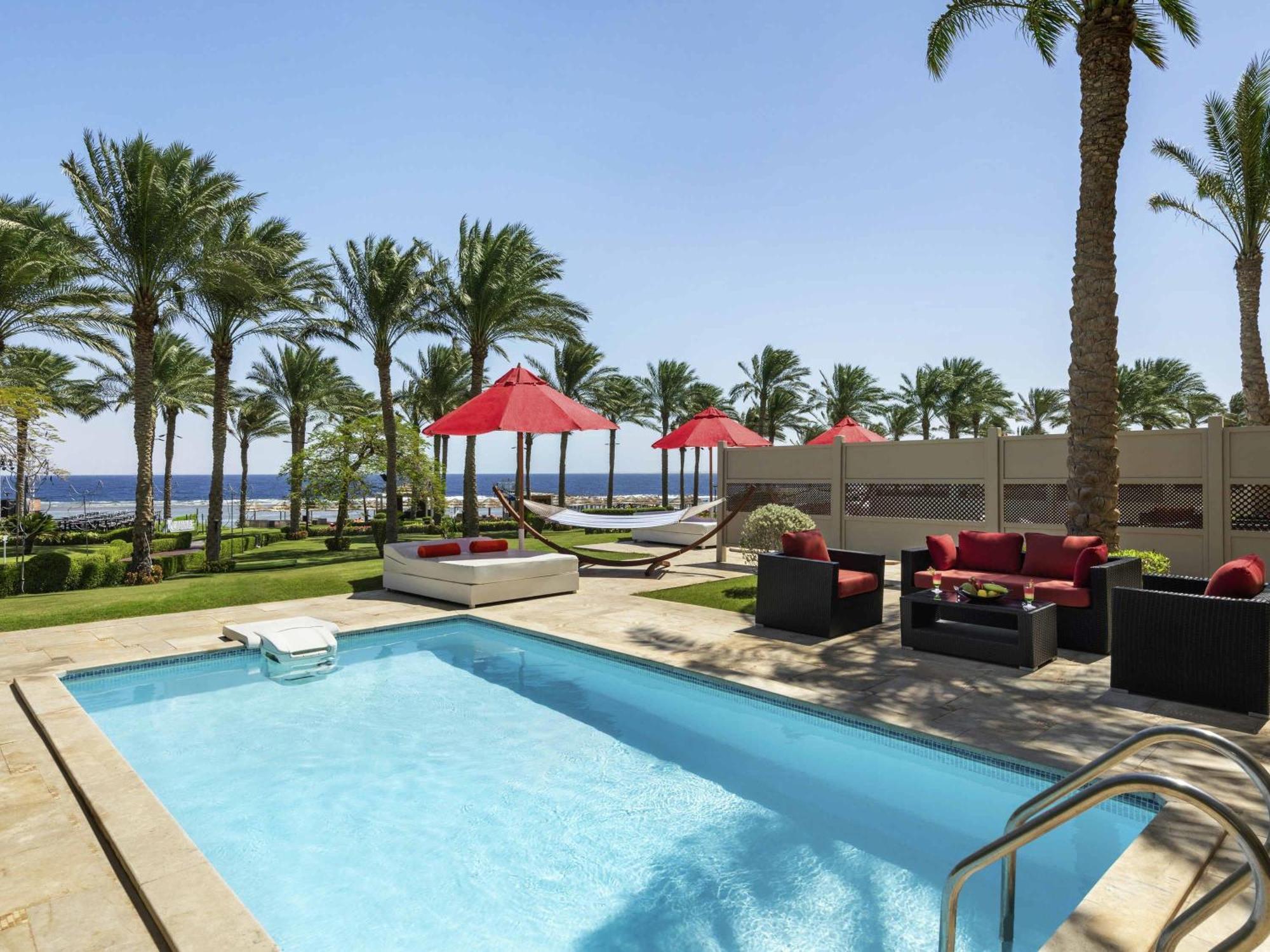 Swim-Up Suite