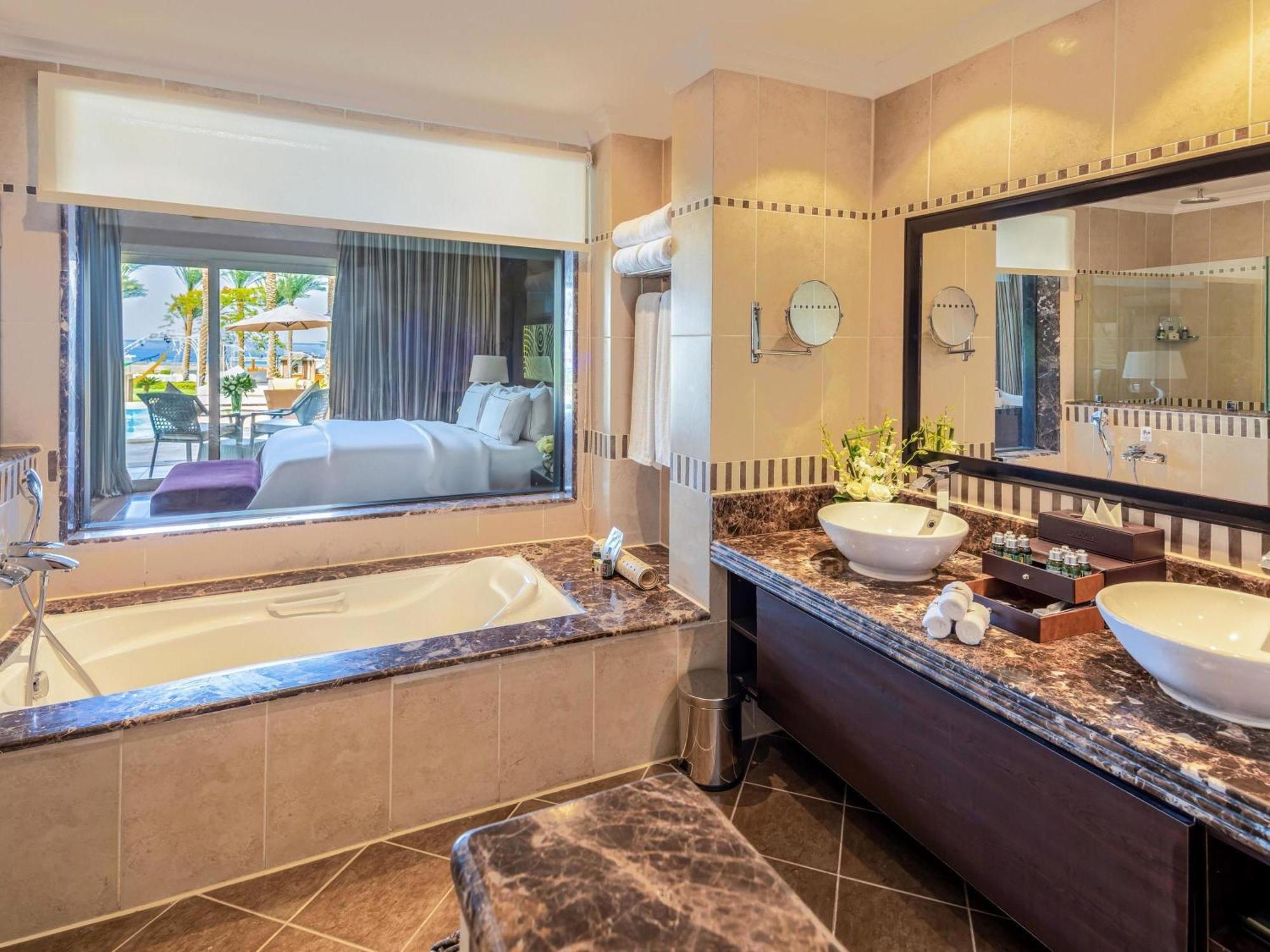 Swim-Up Suite