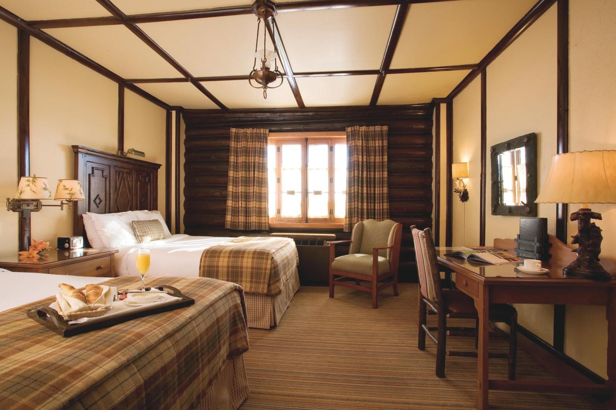 Fairmont Doppelzimmer mit 2 Doppelbetten und Flussblick