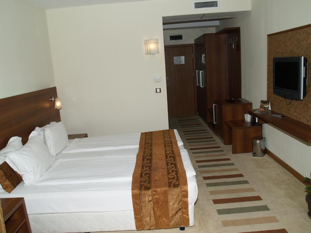 Double or Twin Room with Extra Bed,62183053:JPEG
